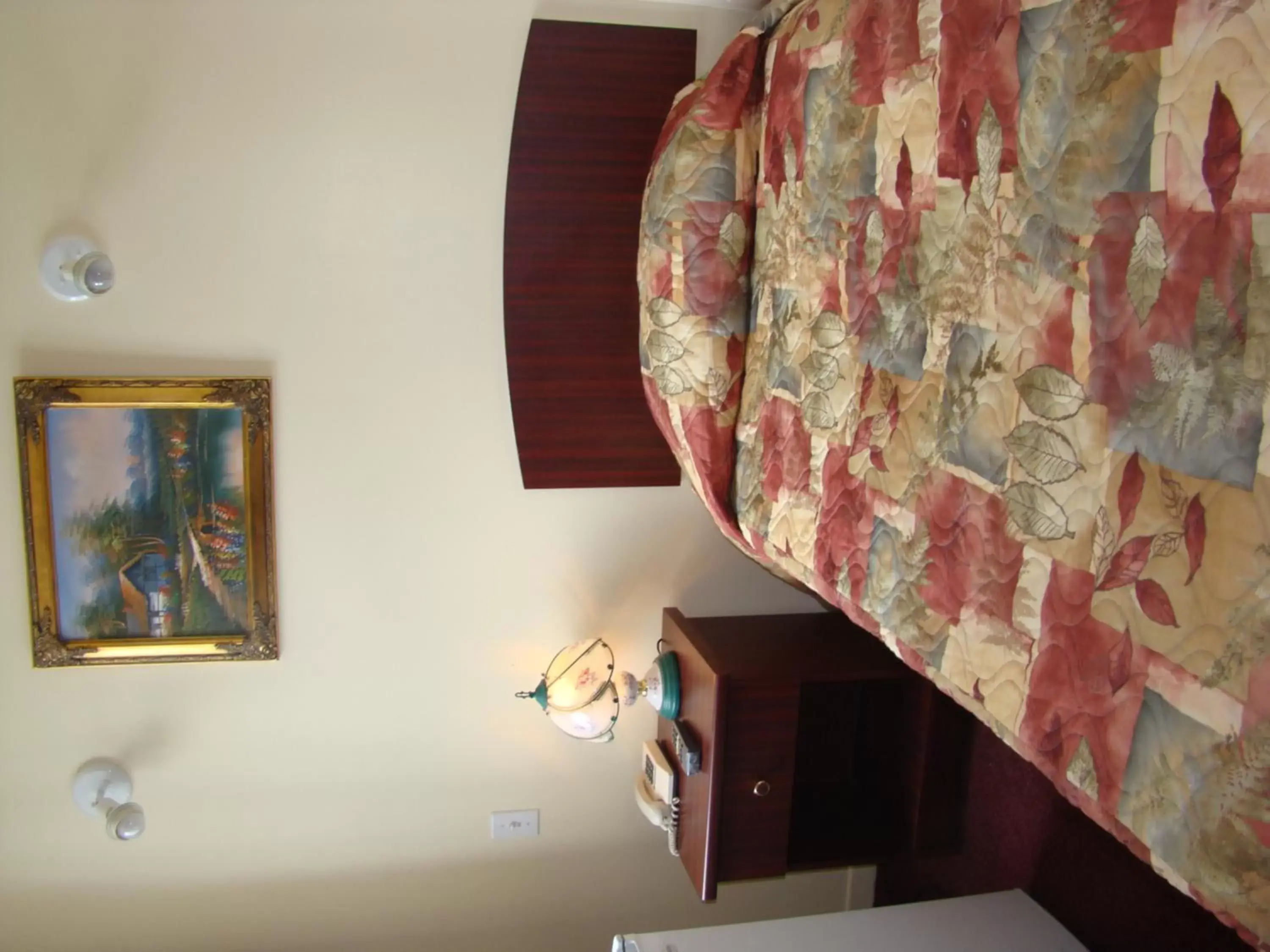 Bed, TV/Entertainment Center in Hotel Quartier Latin