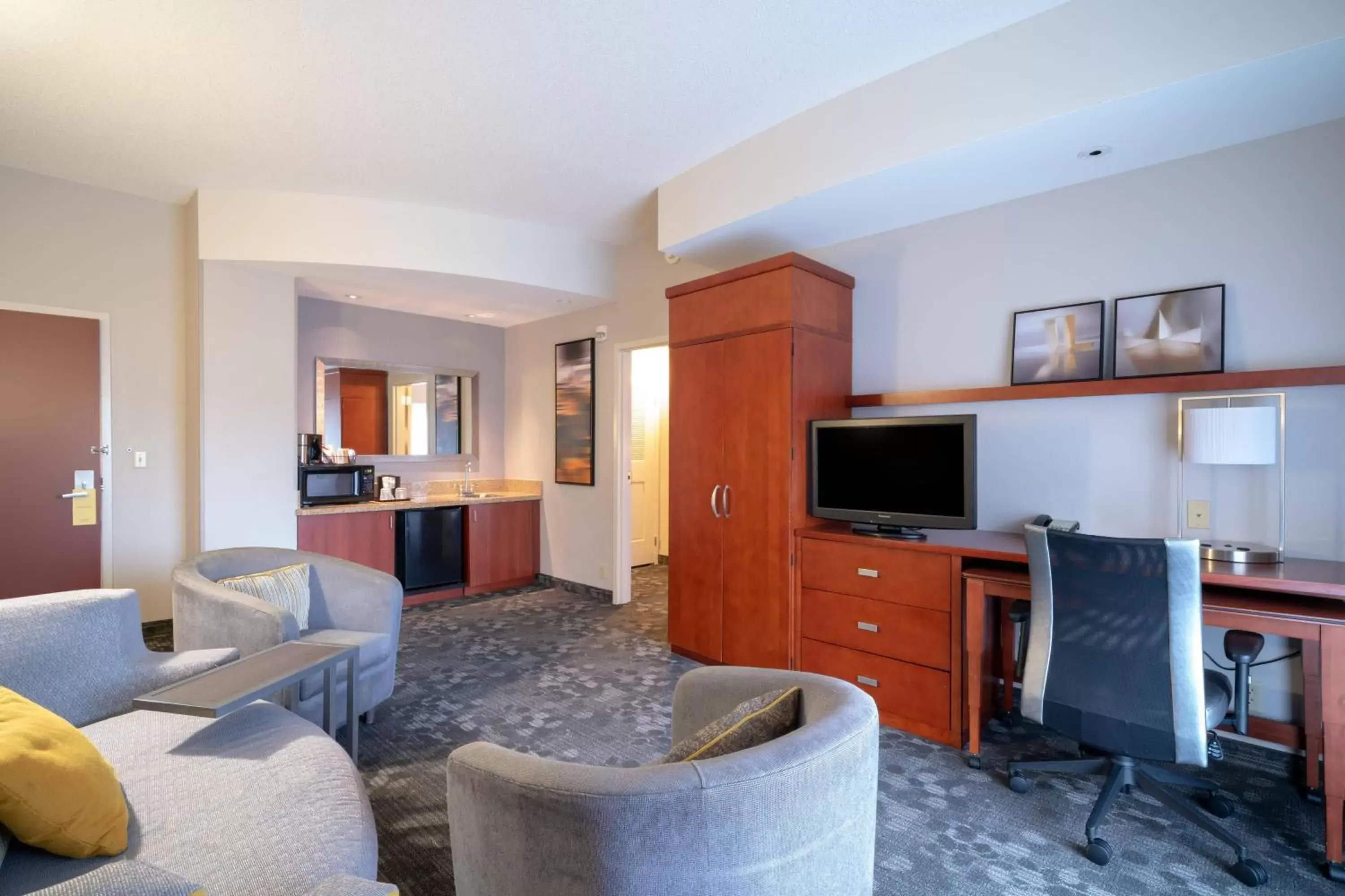 Living room, Seating Area in Courtyard by Marriott Salisbury