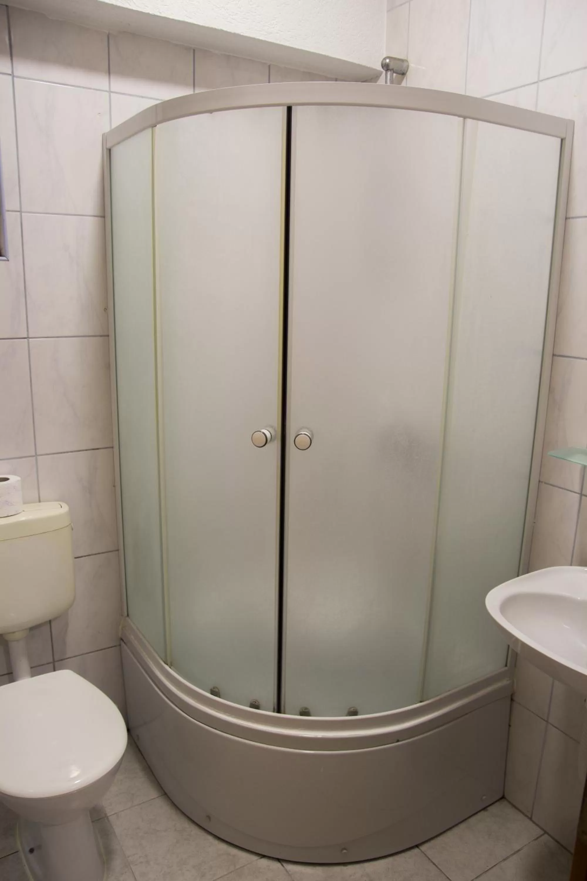 Bathroom in Motel Gas-Petrol