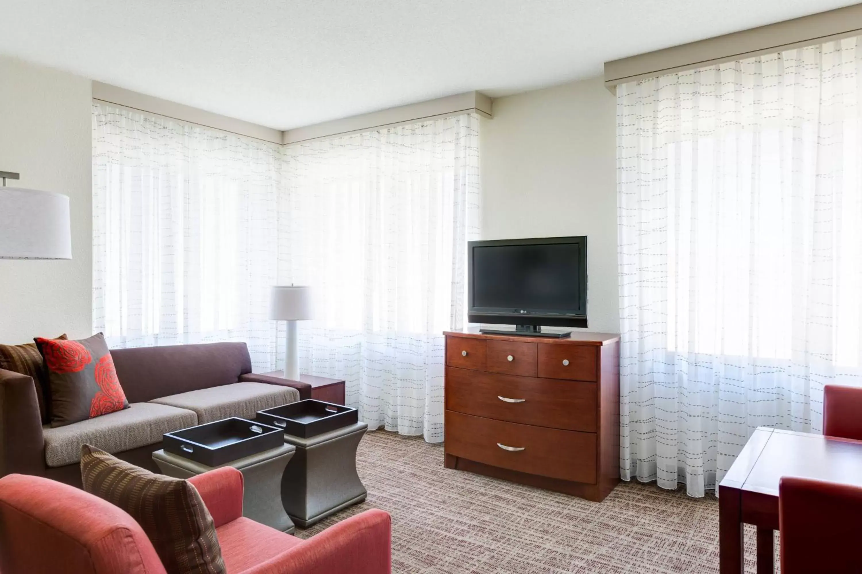 Living room, TV/Entertainment Center in Residence Inn by Marriott National Harbor Washington, D.C. Area