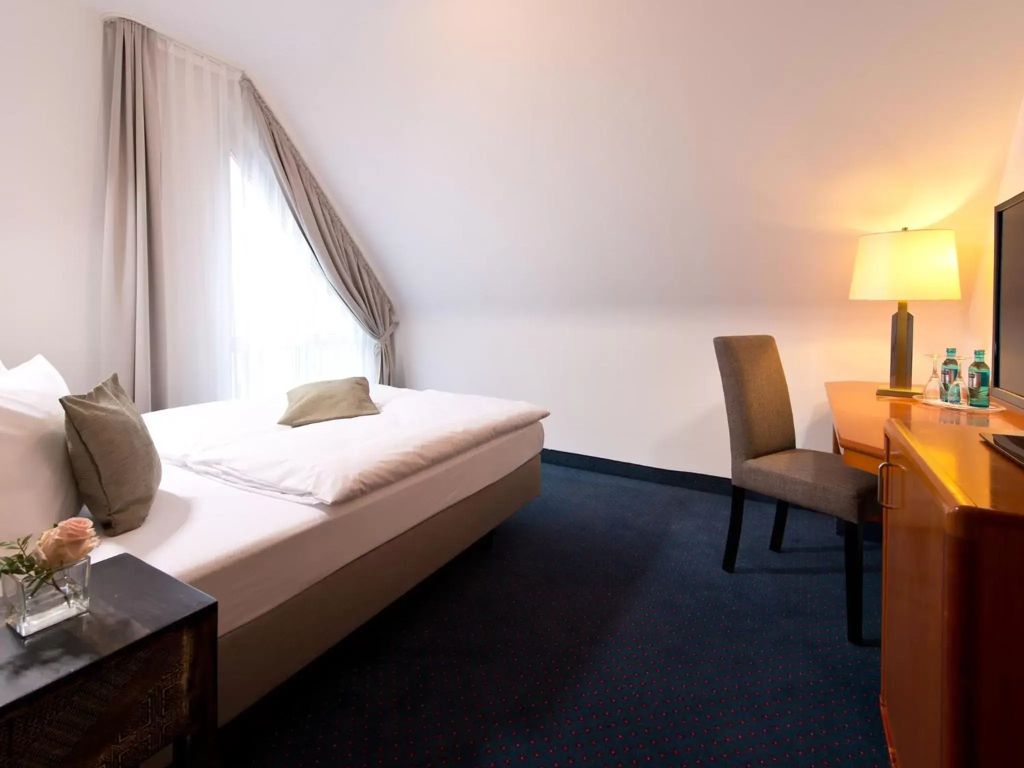 Photo of the whole room, Bed in ACHAT Hotel Neustadt an der Weinstraße