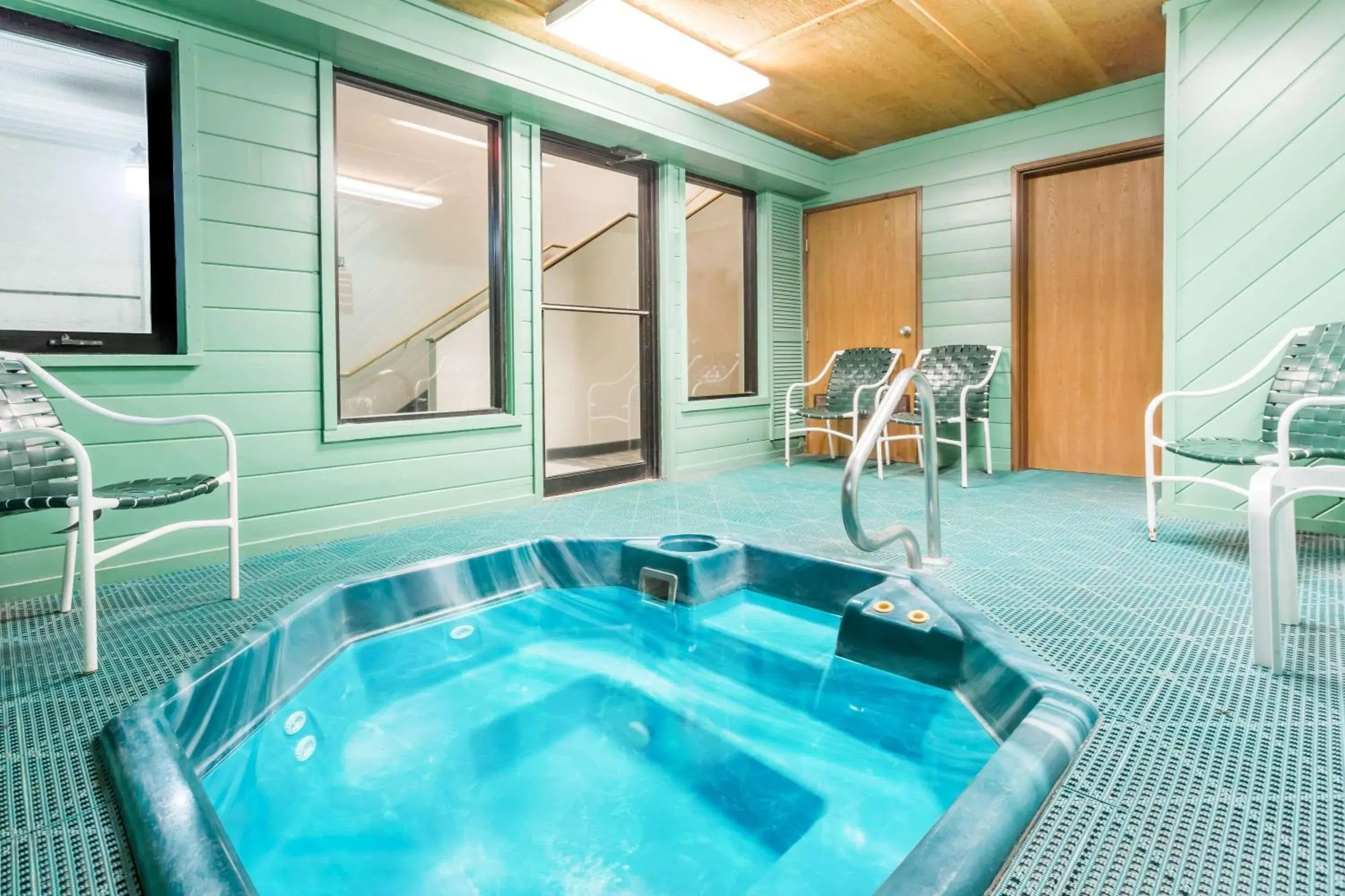 Hot Tub, Swimming Pool in Super 8 by Wyndham Lexington