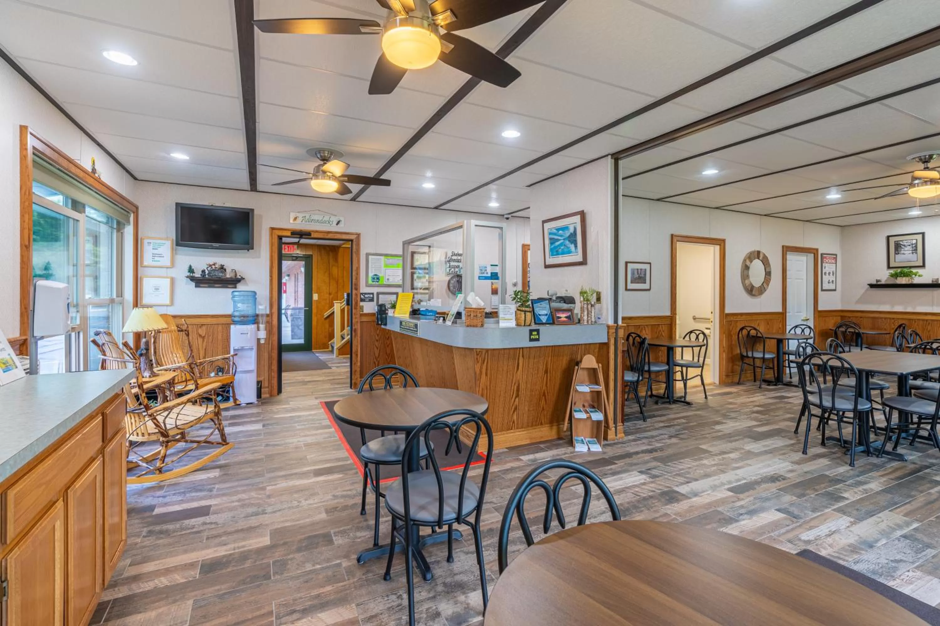 Restaurant/Places to Eat in Shaheen's Adirondack Inn