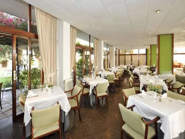 Restaurant/Places to Eat in Hotel Salobreña Suites