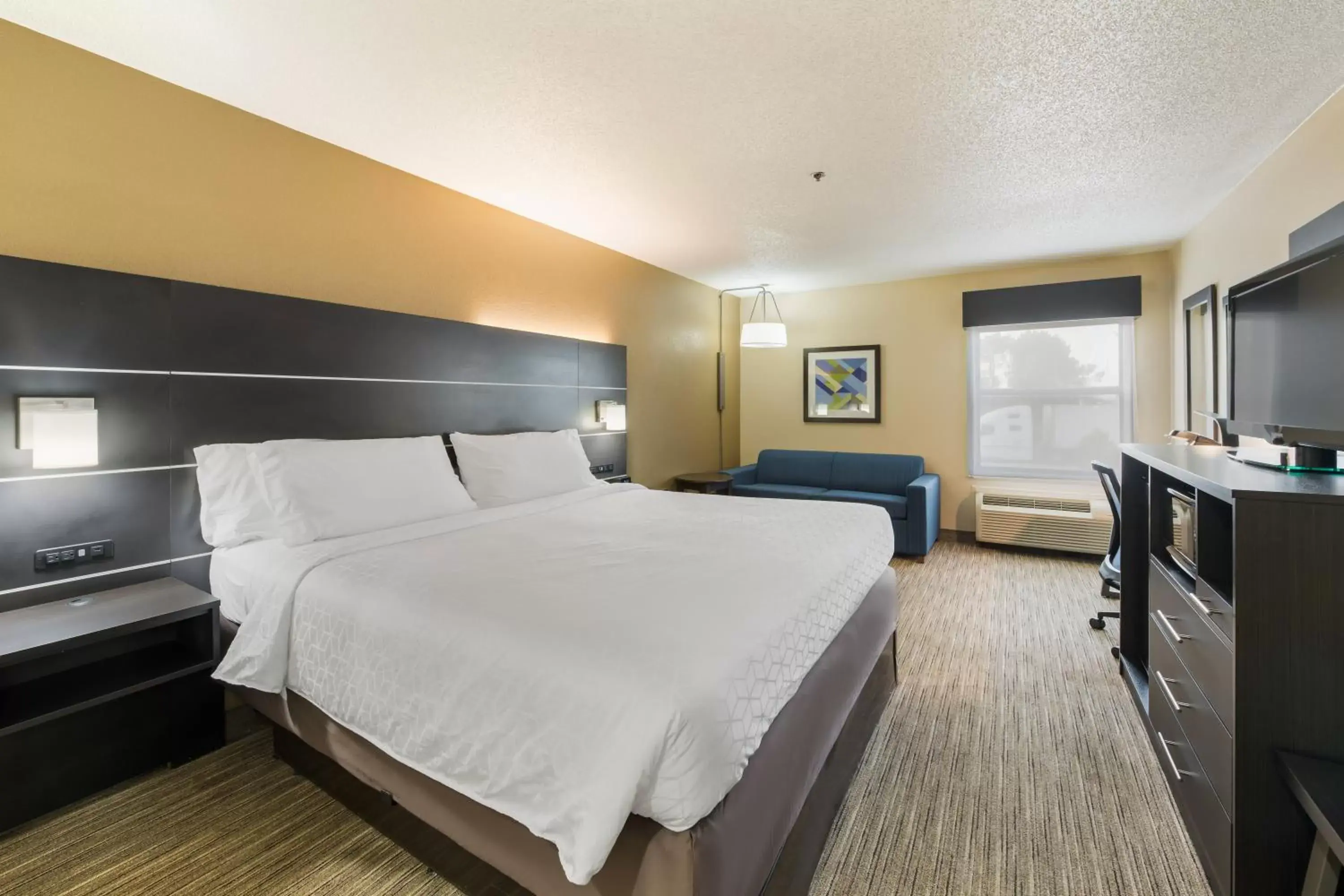 Bed in Holiday Inn Express London-I-70 by IHG Bed in Holiday Inn Express London-I-70 by IHG