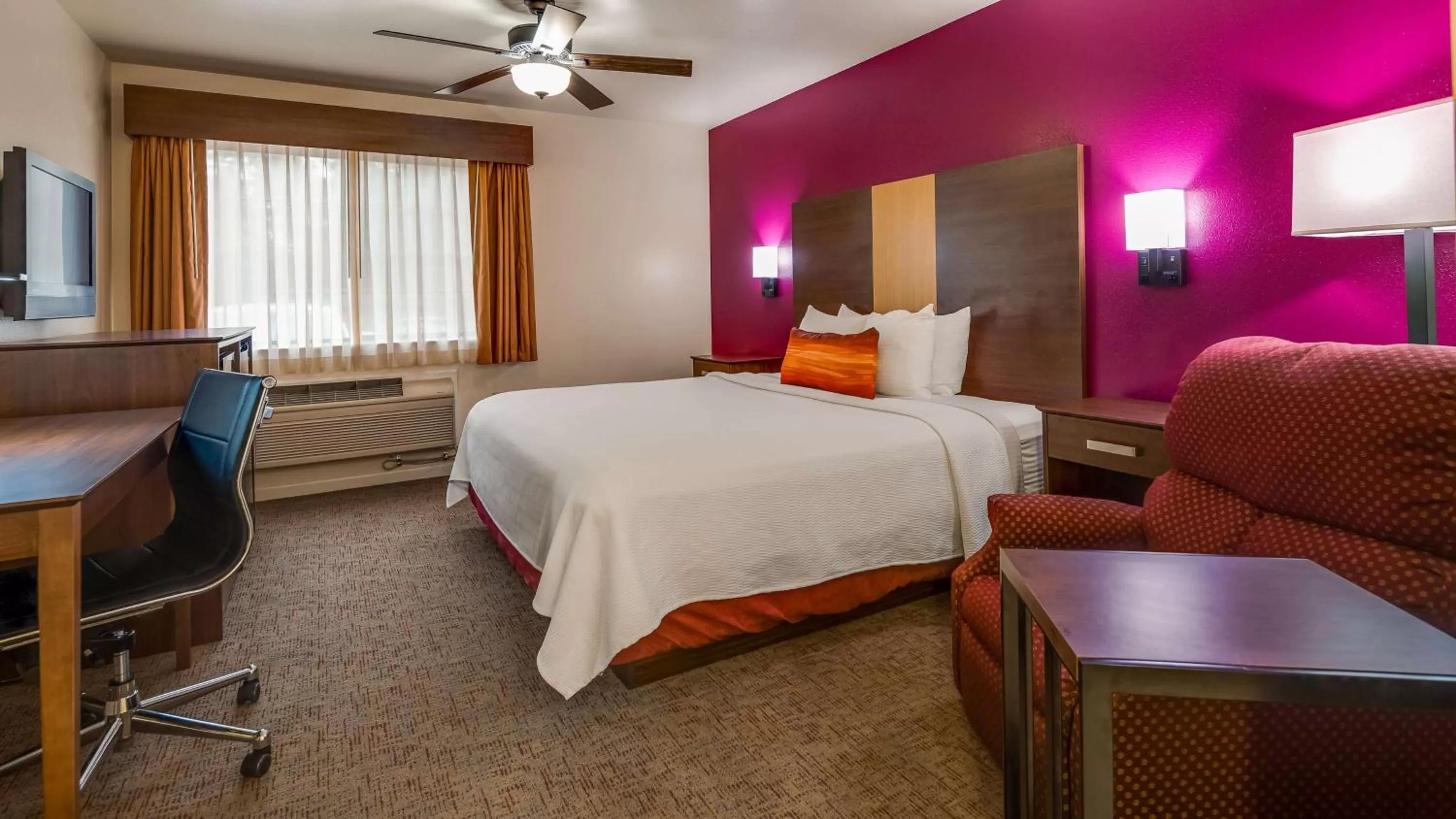 Photo of the whole room, Bed in Best Western Pineywoods Inn