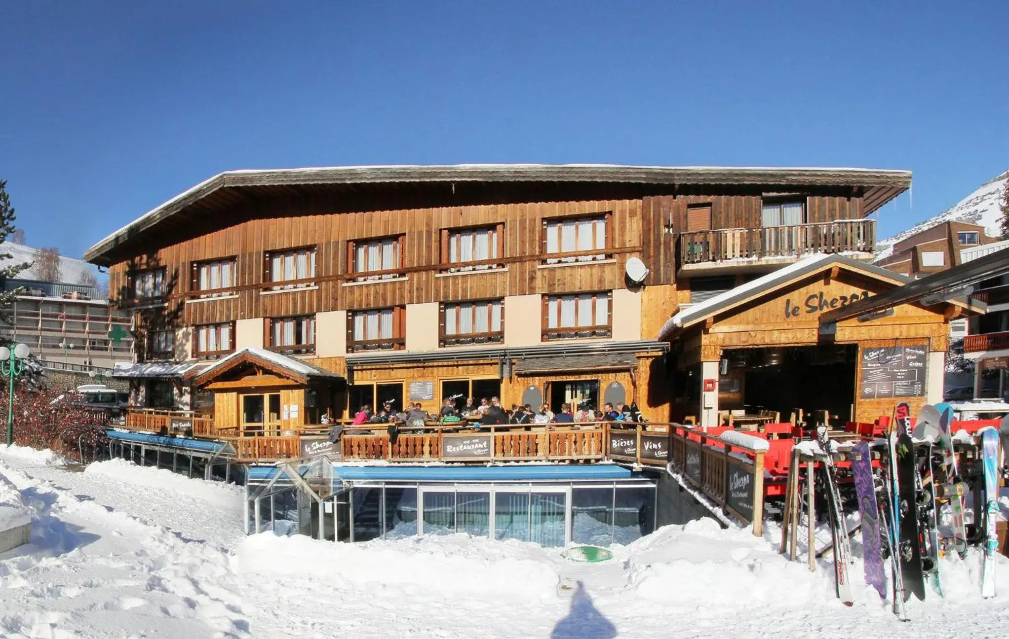 Property building, Winter in Hotel le Sherpa