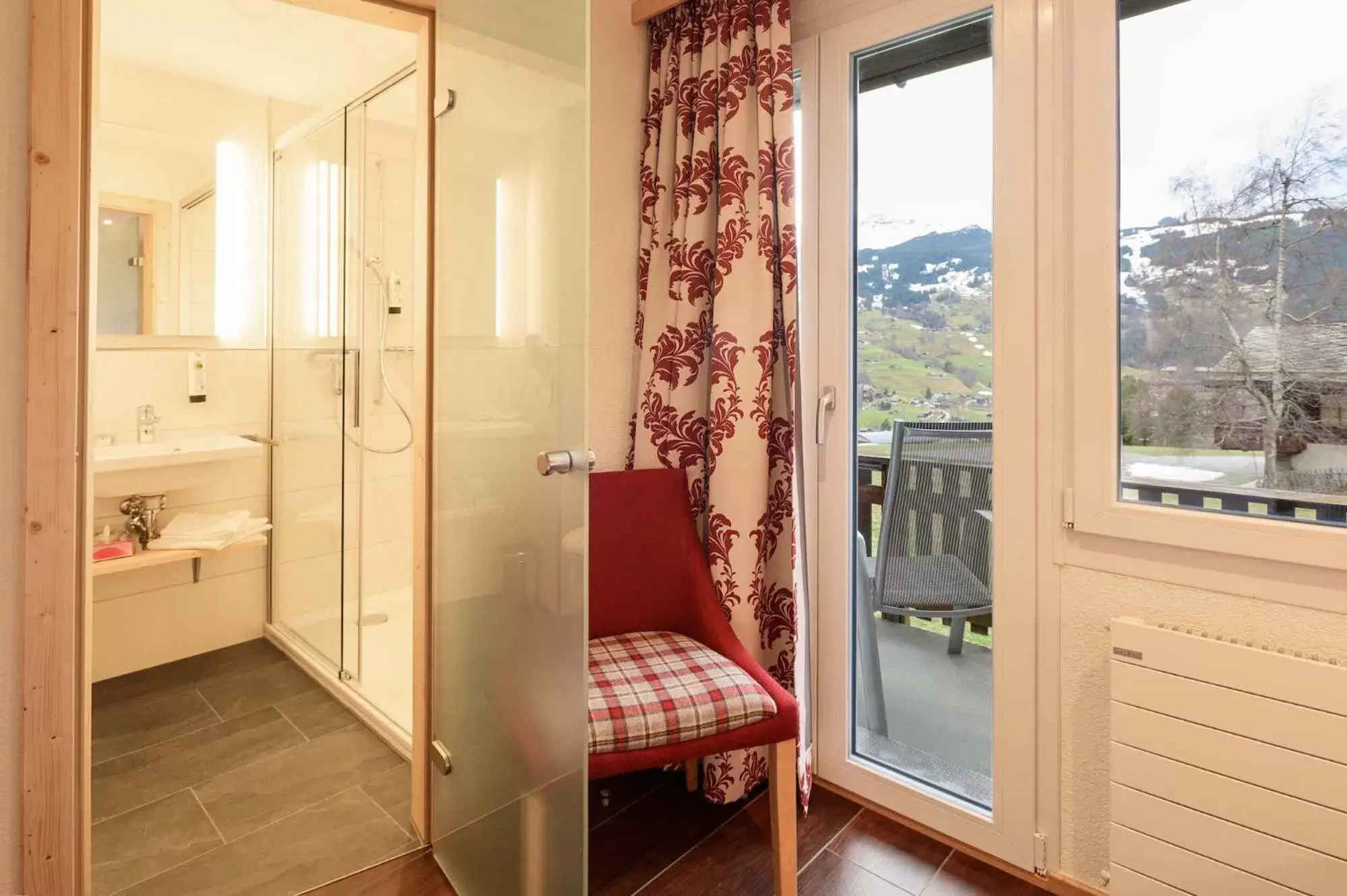 View (from property/room), Bathroom in Hotel Caprice - Grindelwald