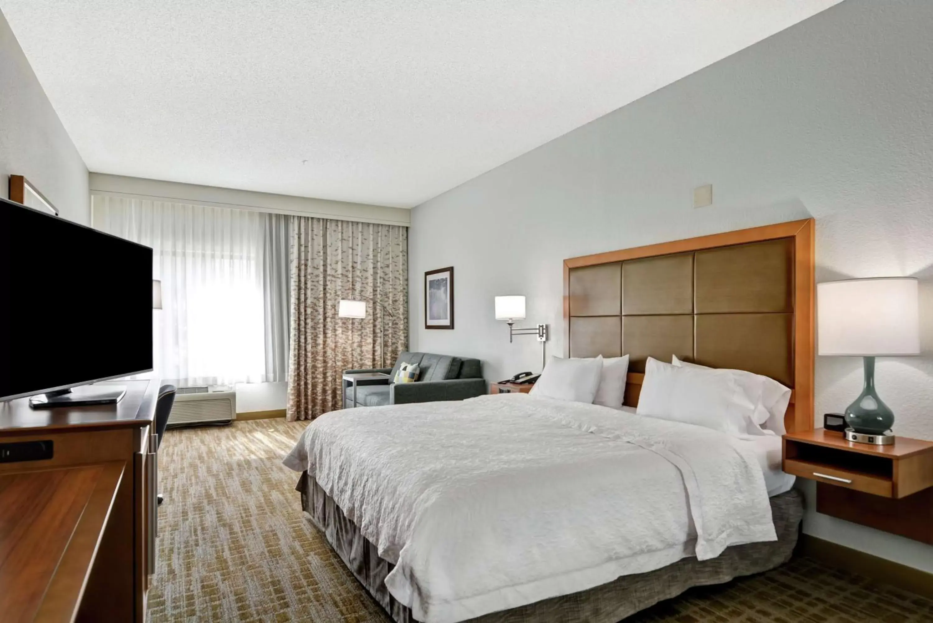 Bedroom, Bed in Hampton Inn Palm Beach Gardens