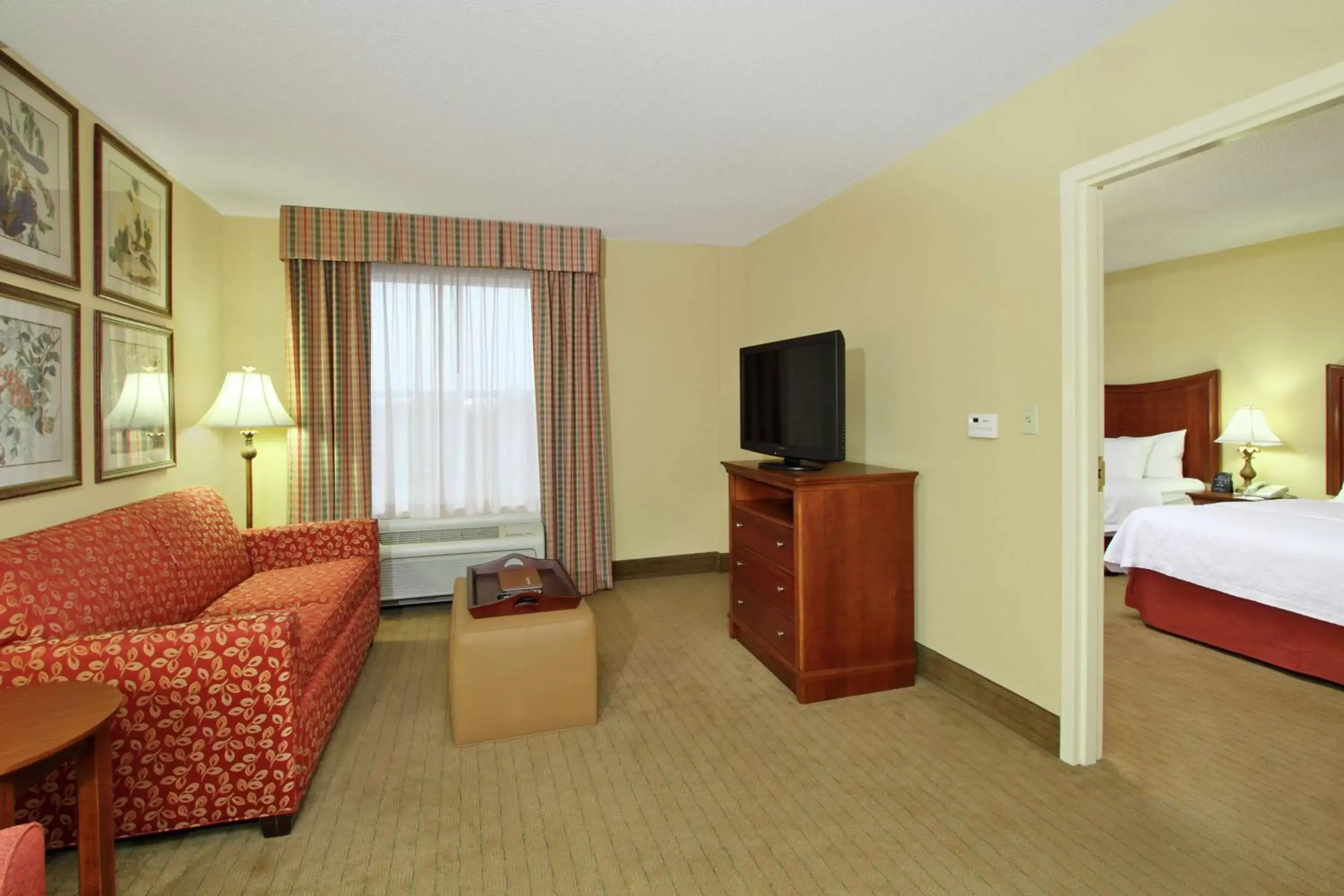 Bedroom, TV/Entertainment Center in Homewood Suites by Hilton Chesapeake - Greenbrier