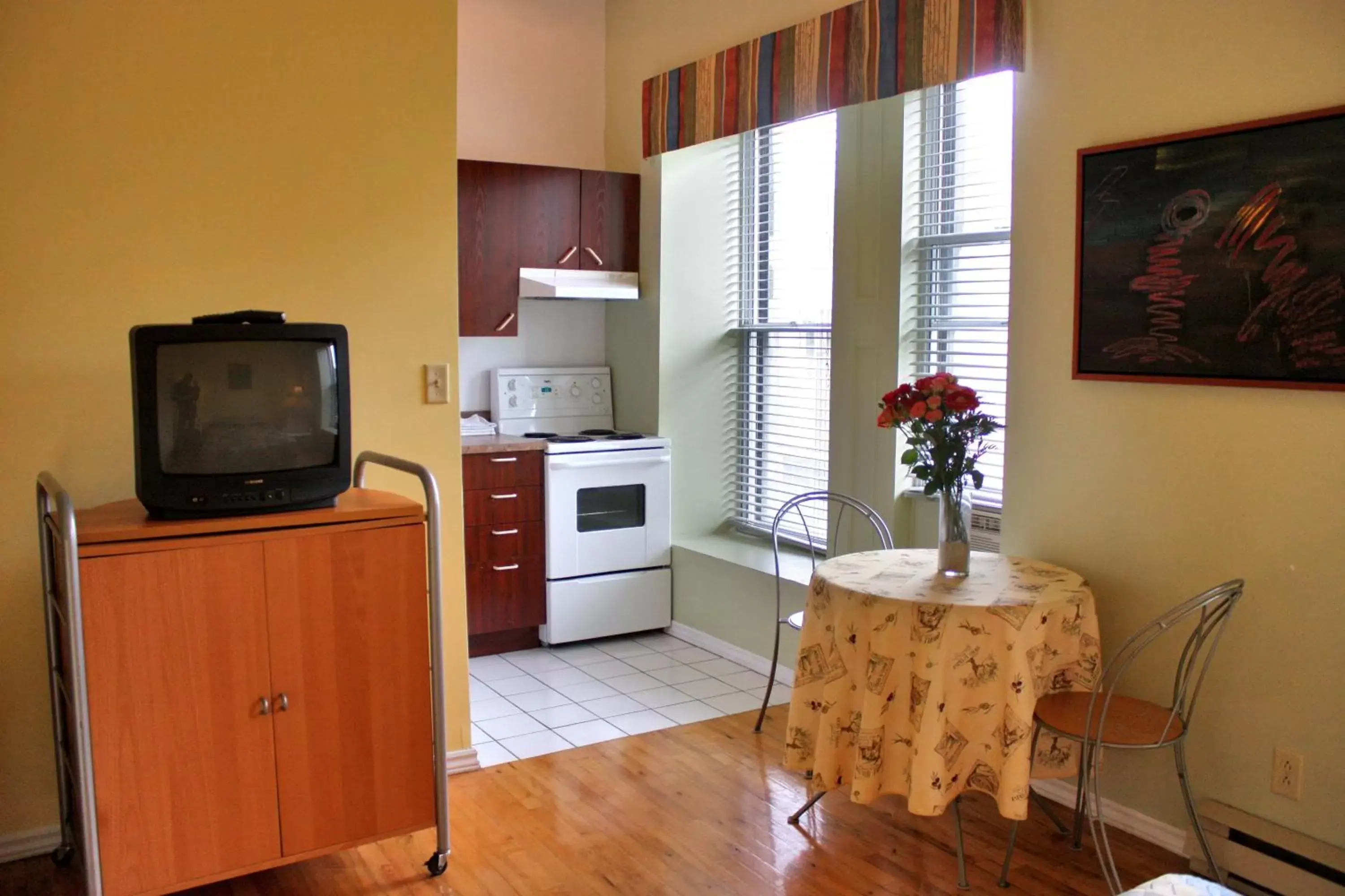 Kitchen or kitchenette, TV/Entertainment Center in Hotel Abri du Voyageur