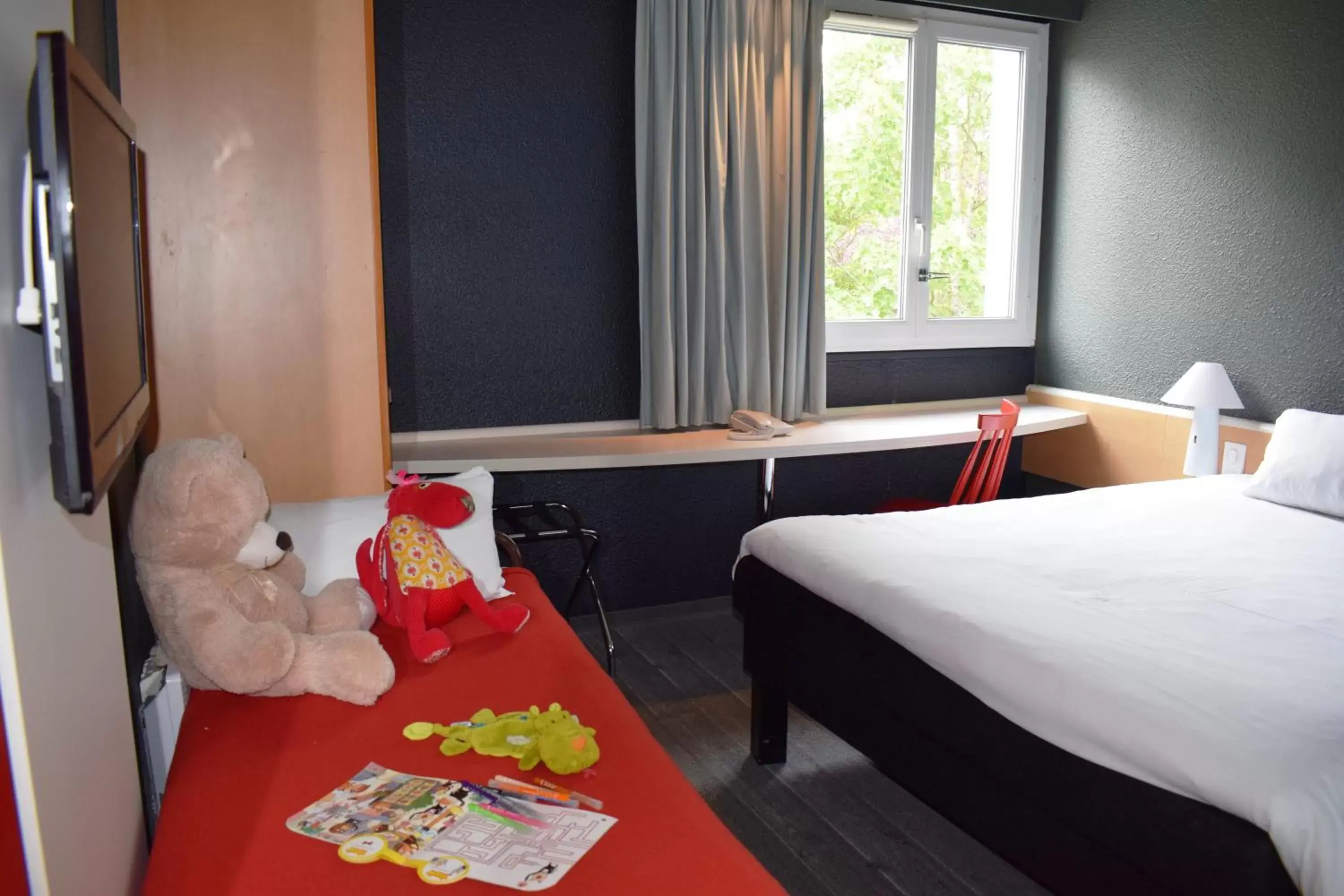 Bedroom, Bed in ibis Chartres Ouest Luce
