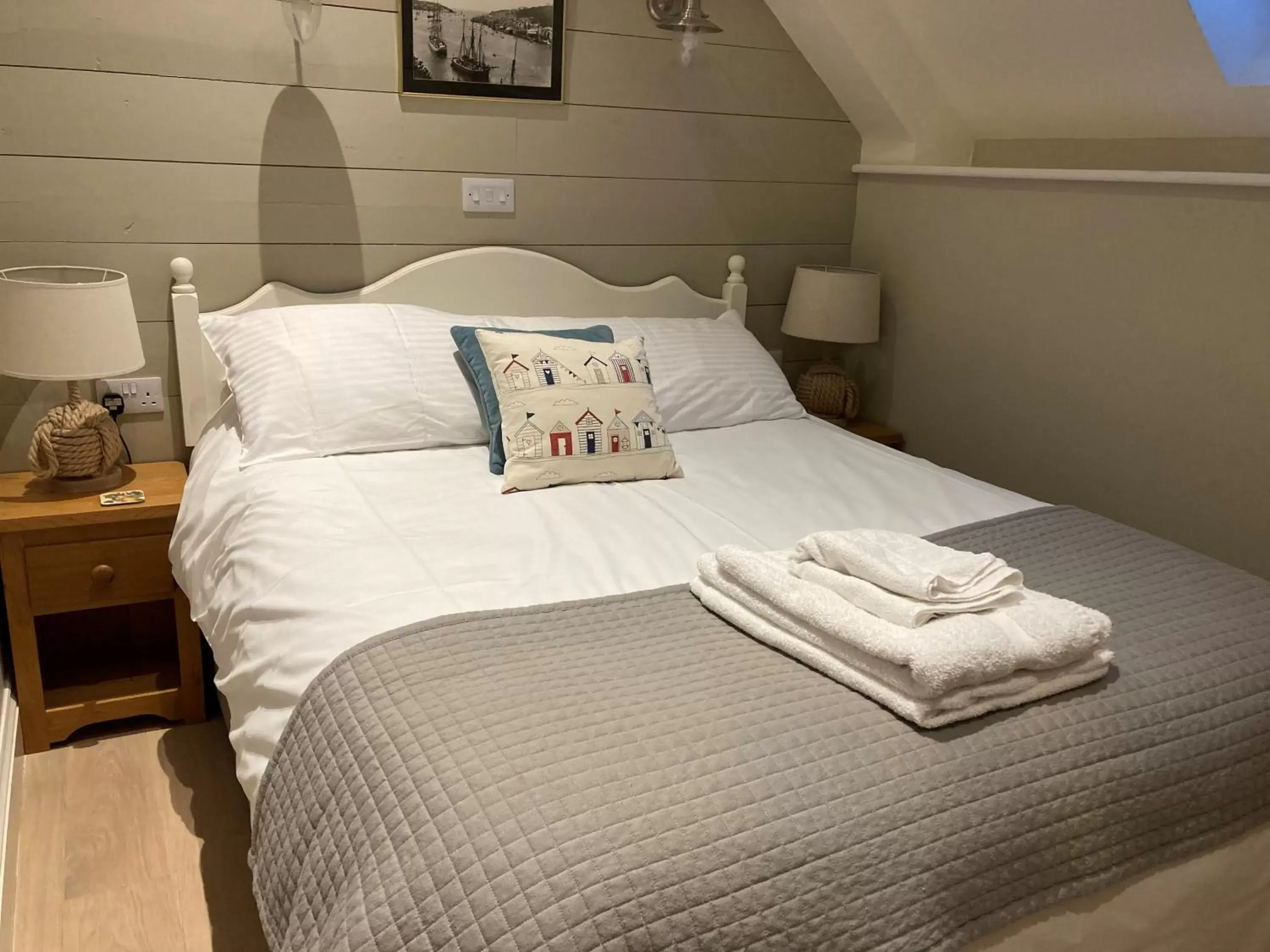 Bedroom, Bed in The Galleon Inn