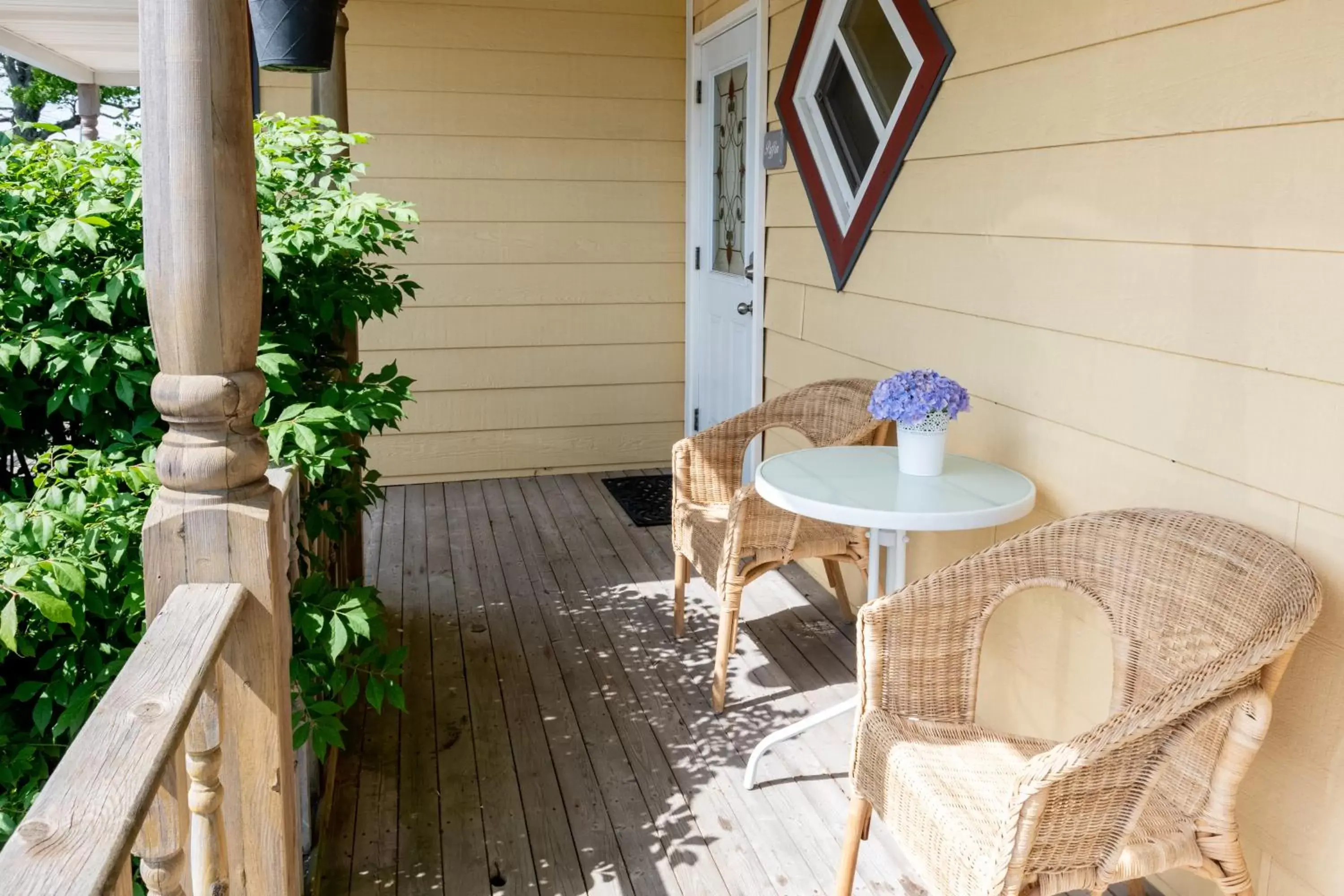 Balcony/Terrace, Dining Area in Pepperell Place Inn Inc.