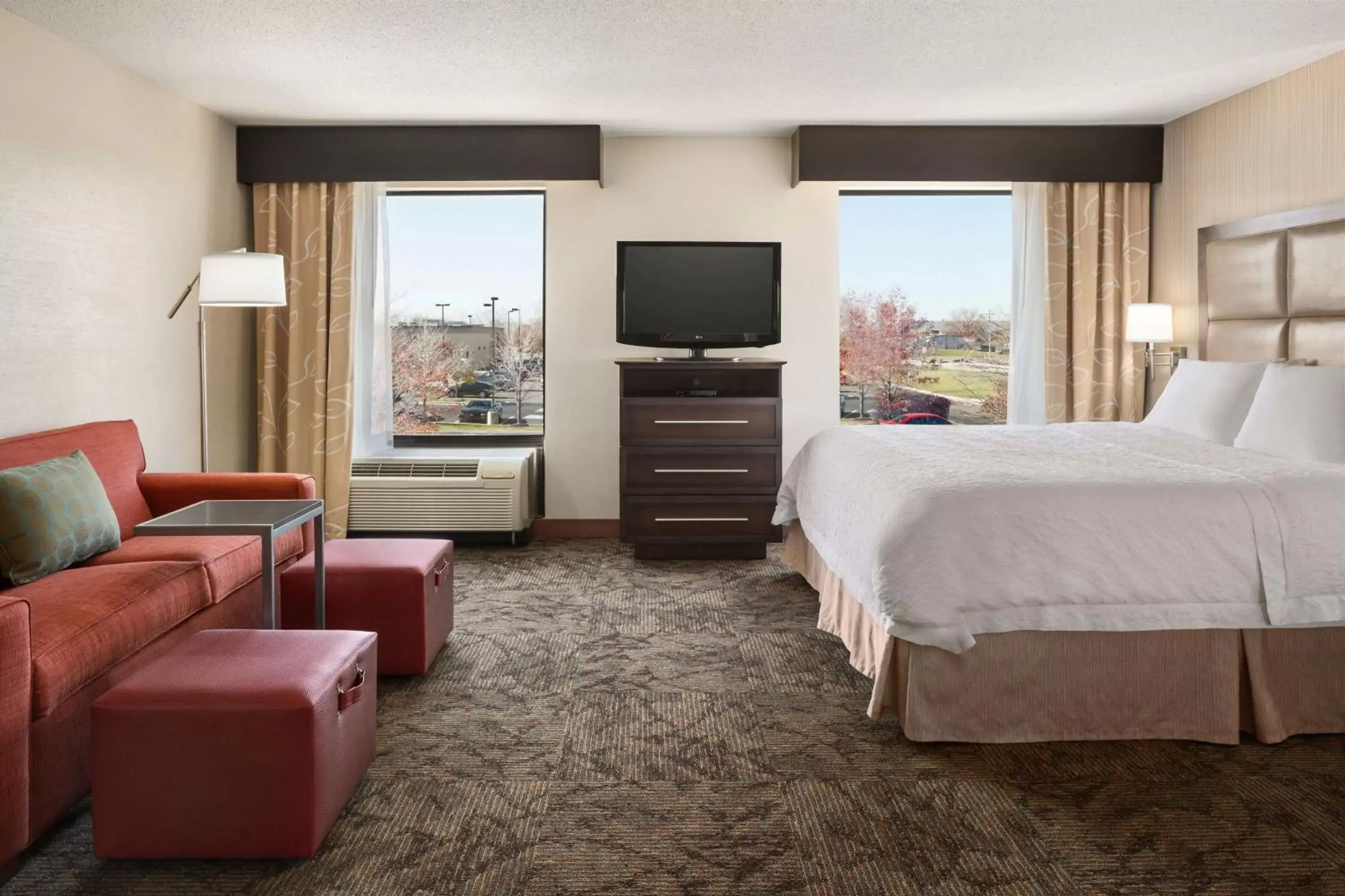 Bed in Hampton Inn & Suites Detroit Sterling Heights