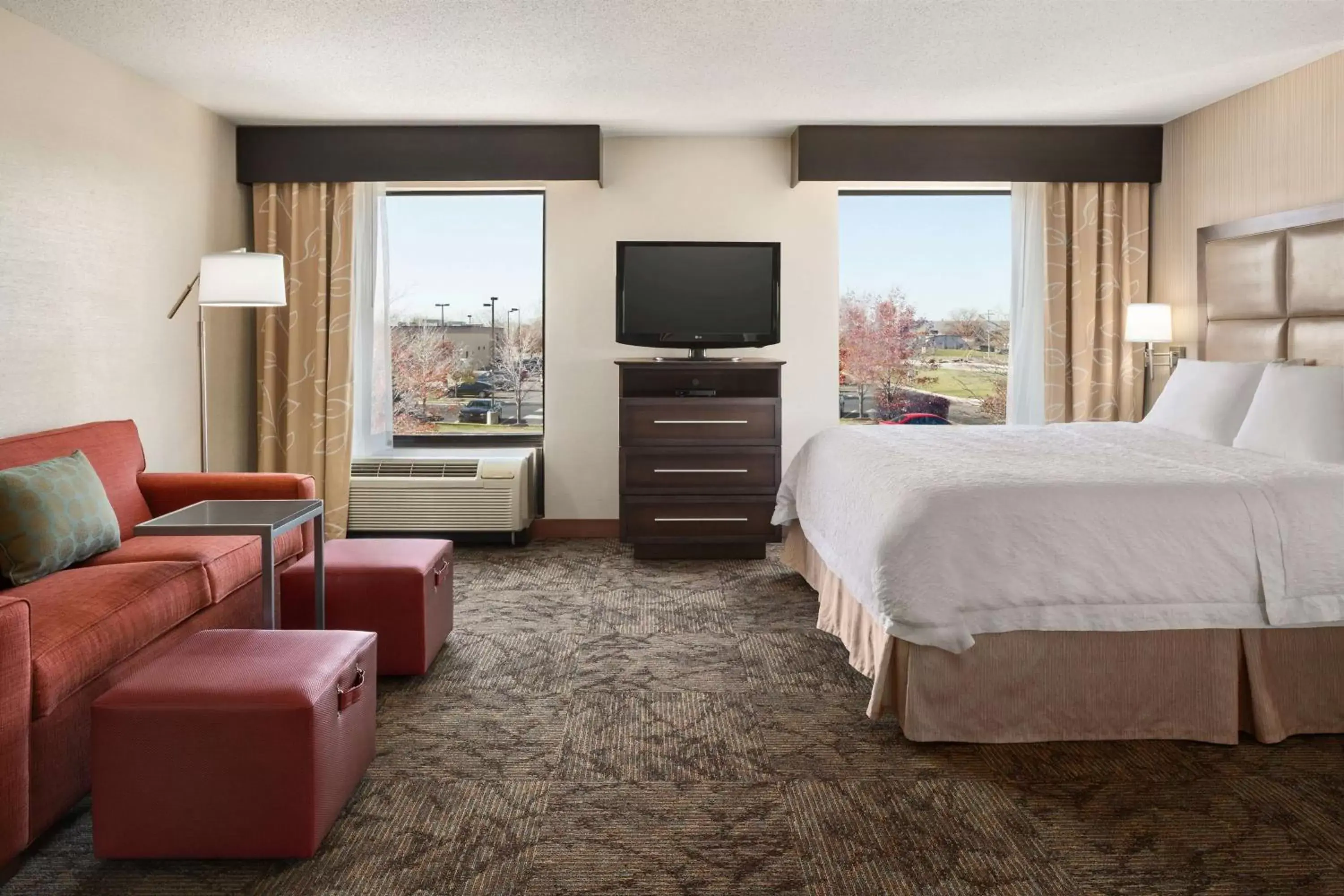 Bed in Hampton Inn & Suites Detroit Sterling Heights Bed in Hampton Inn & Suites Detroit Sterling Heights