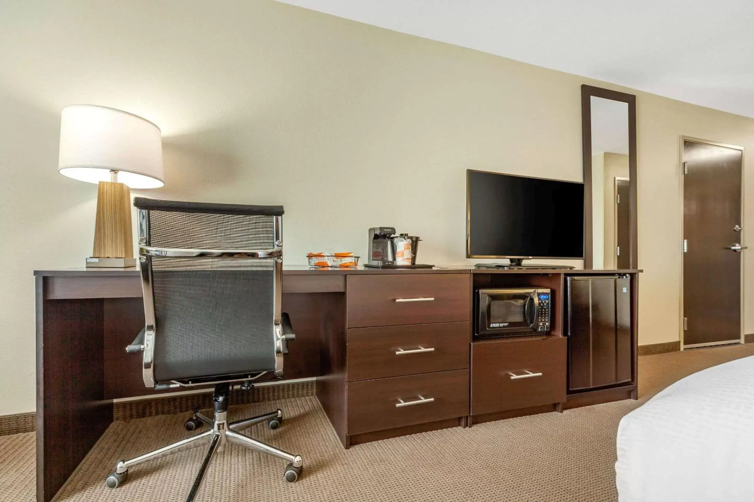 Photo of the whole room, TV/Entertainment Center in Sleep Inn & Suites Lincoln University Area