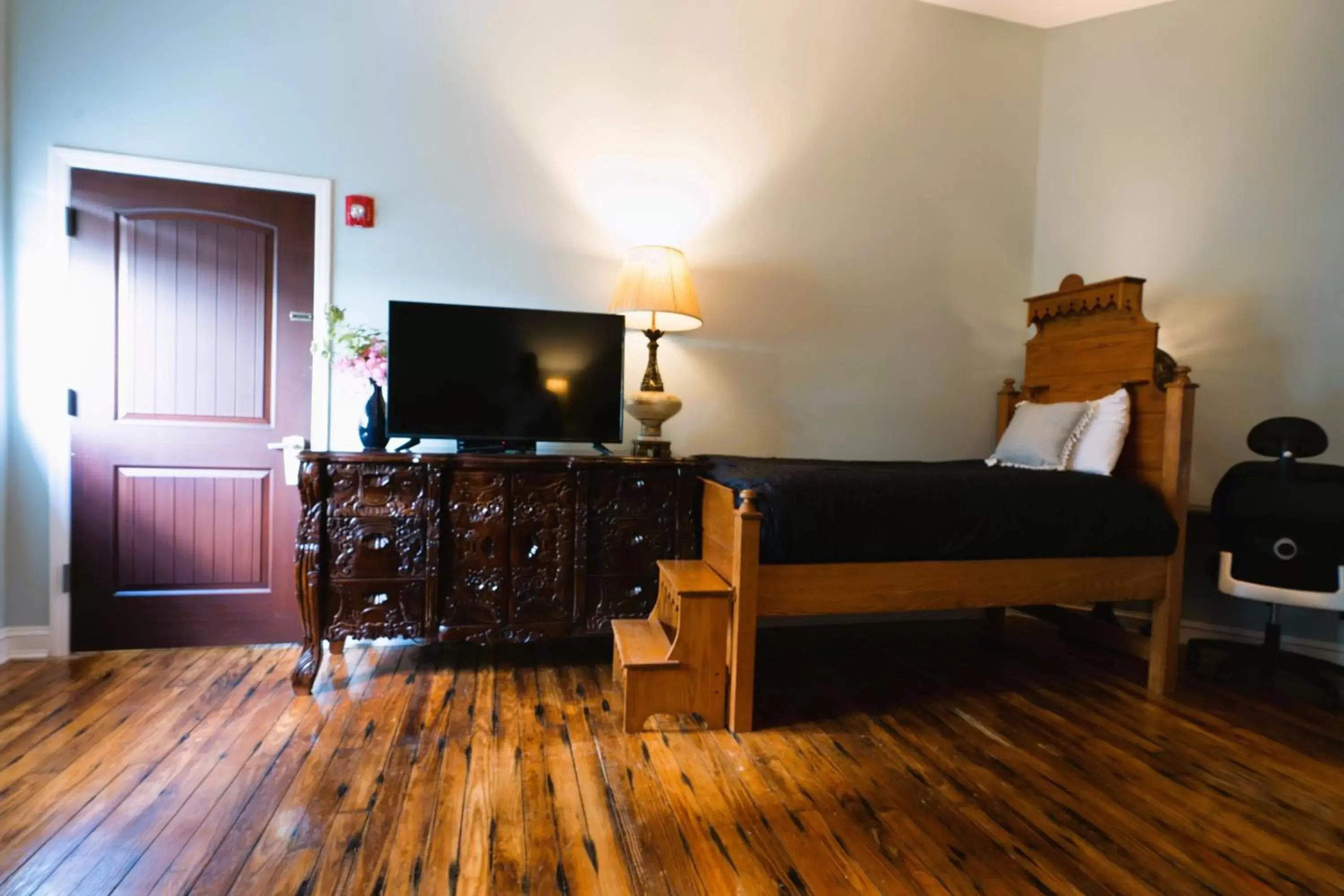 Bedroom, TV/Entertainment Center in Oak Park Inn