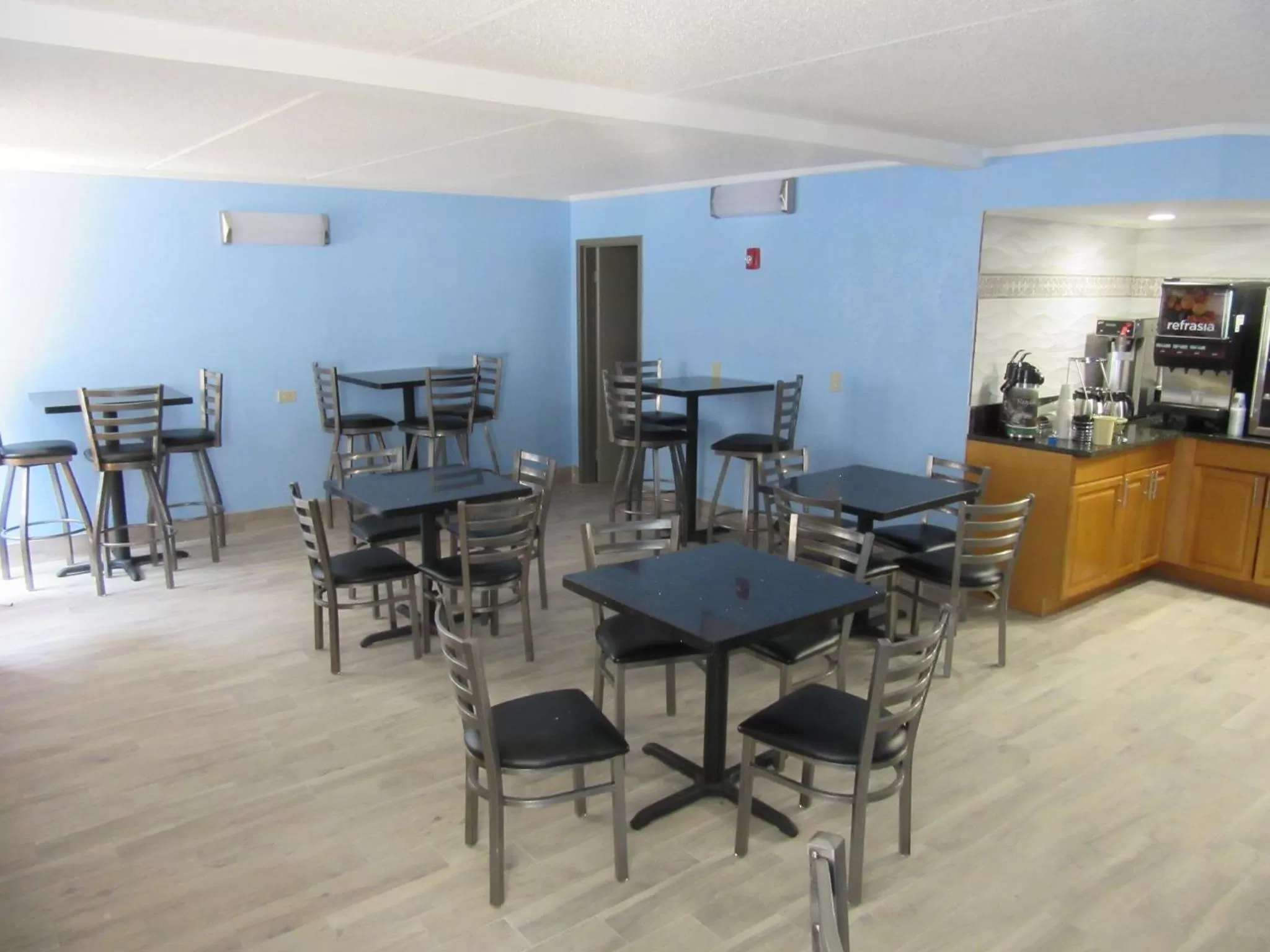 Breakfast in Quality Inn & Suites near Six Flags East