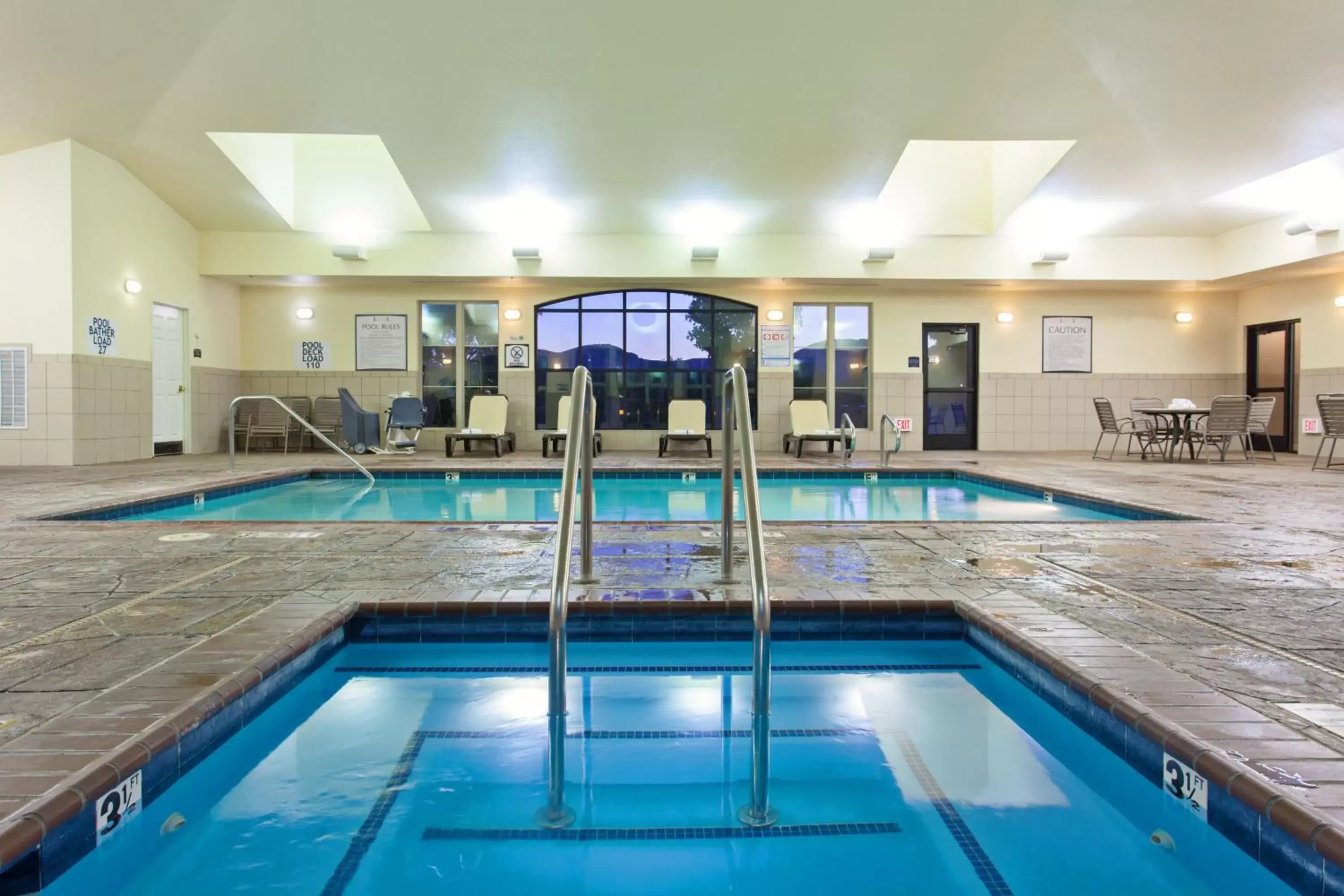 Swimming pool in Staybridge Suites Fairfield Napa Valley Area by IHG Swimming pool in Staybridge Suites Fairfield Napa Valley Area by IHG