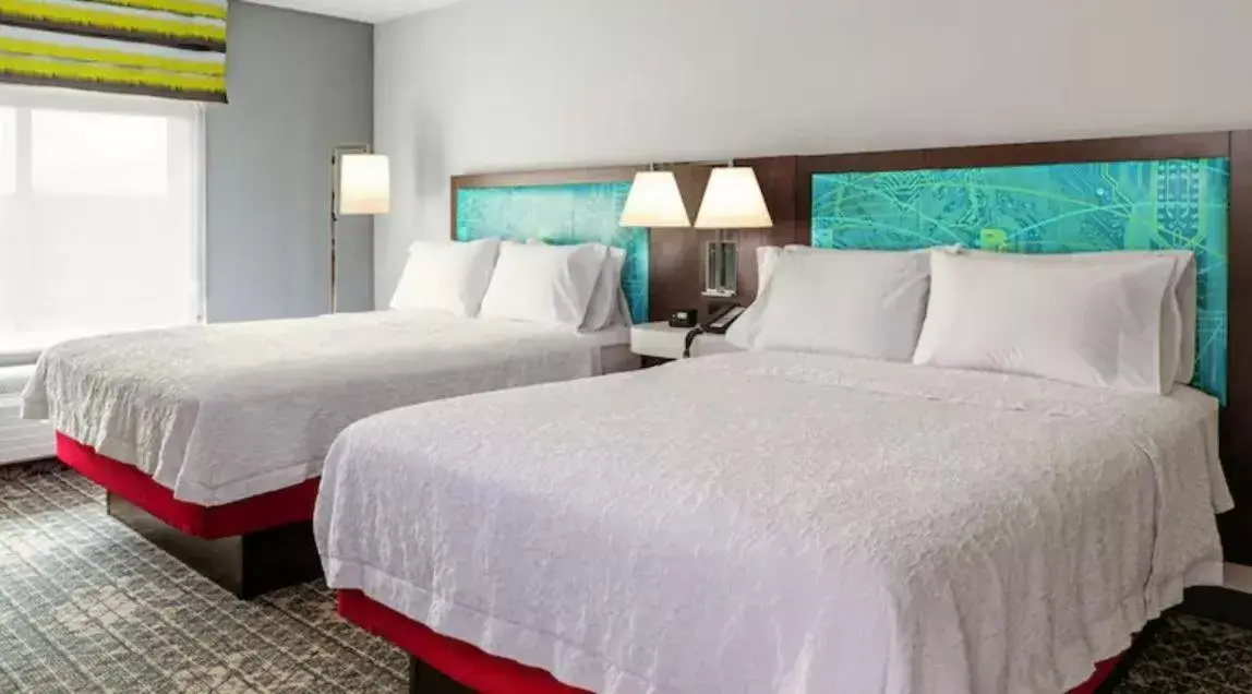 Bed in Hampton Inn & Suites Ypsilanti, MI