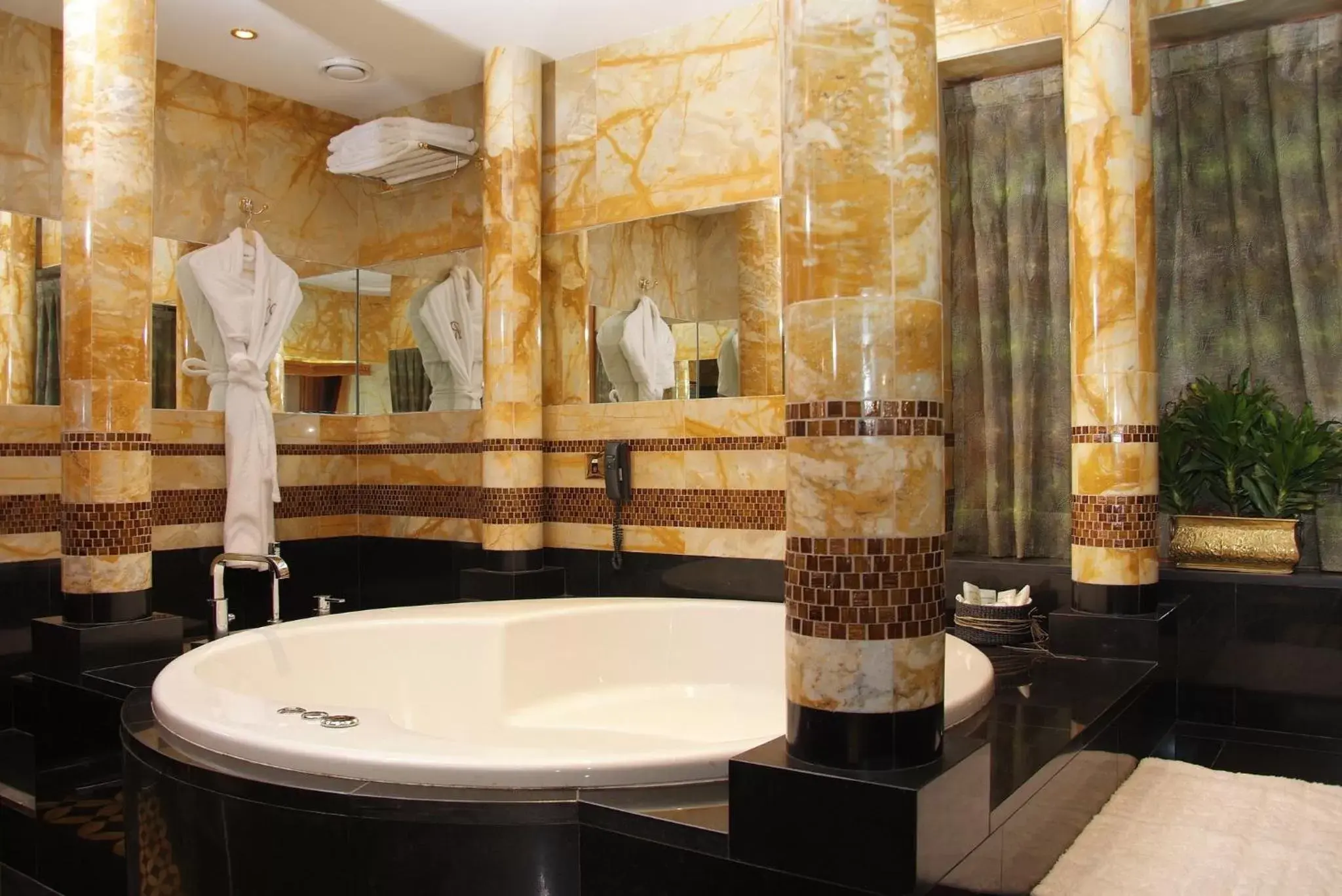 Photo of the whole room, Bathroom in Holiday Inn Kuwait, an IHG Hotel