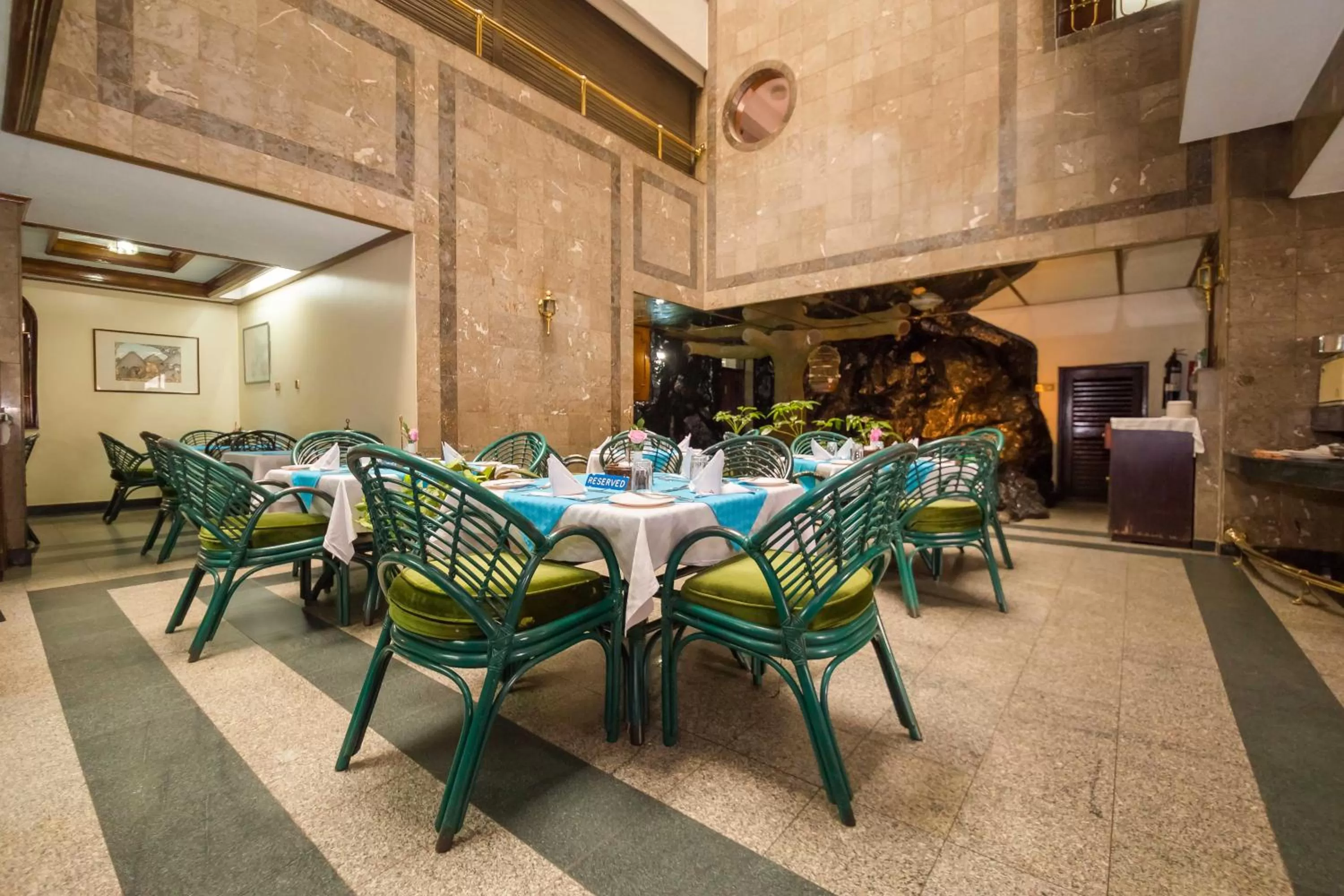 Restaurant/places to eat in Marble Arch Hotel