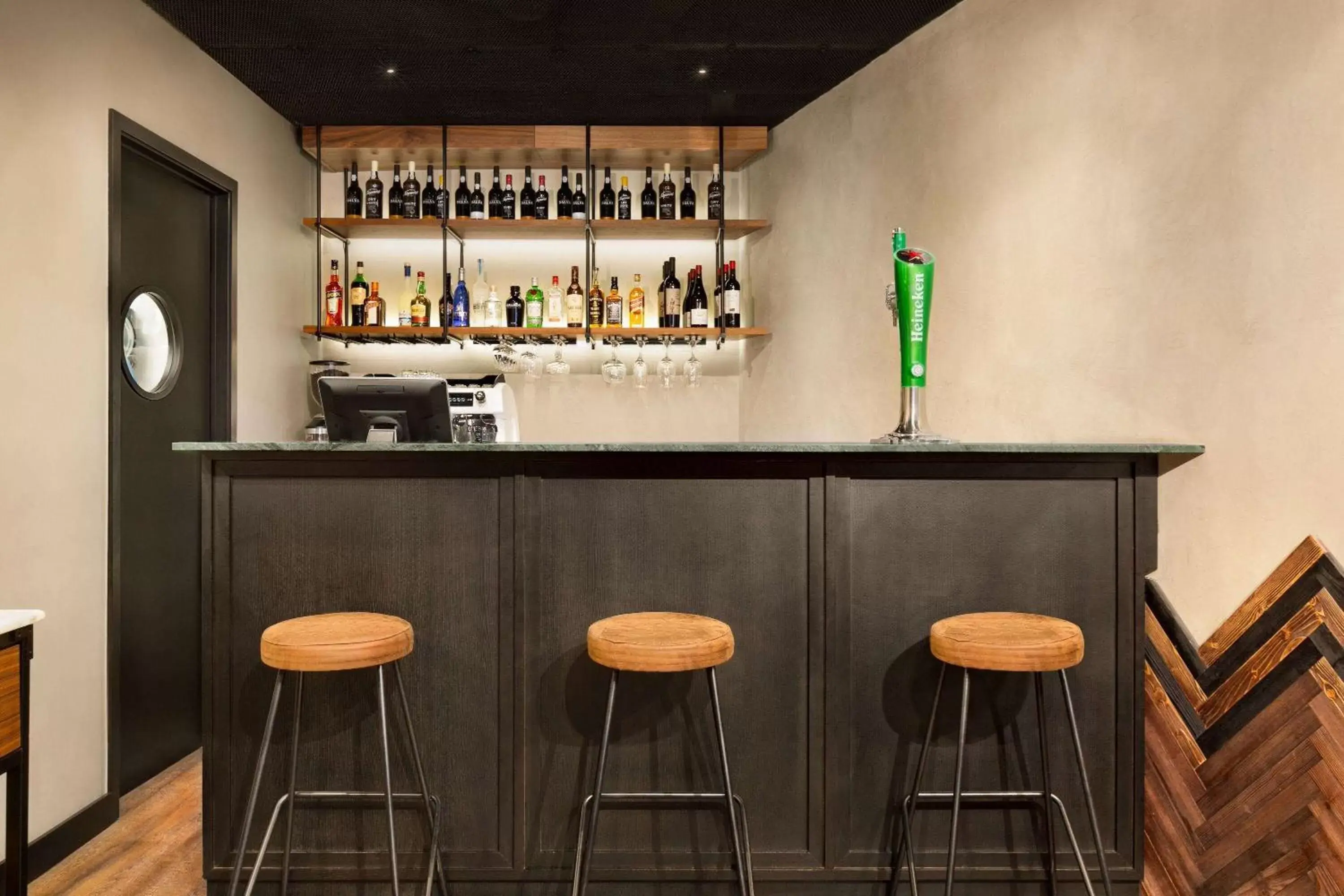 Lounge or bar, Lounge/Bar in Fontinha Porto, Trademark Collection by Wyndham