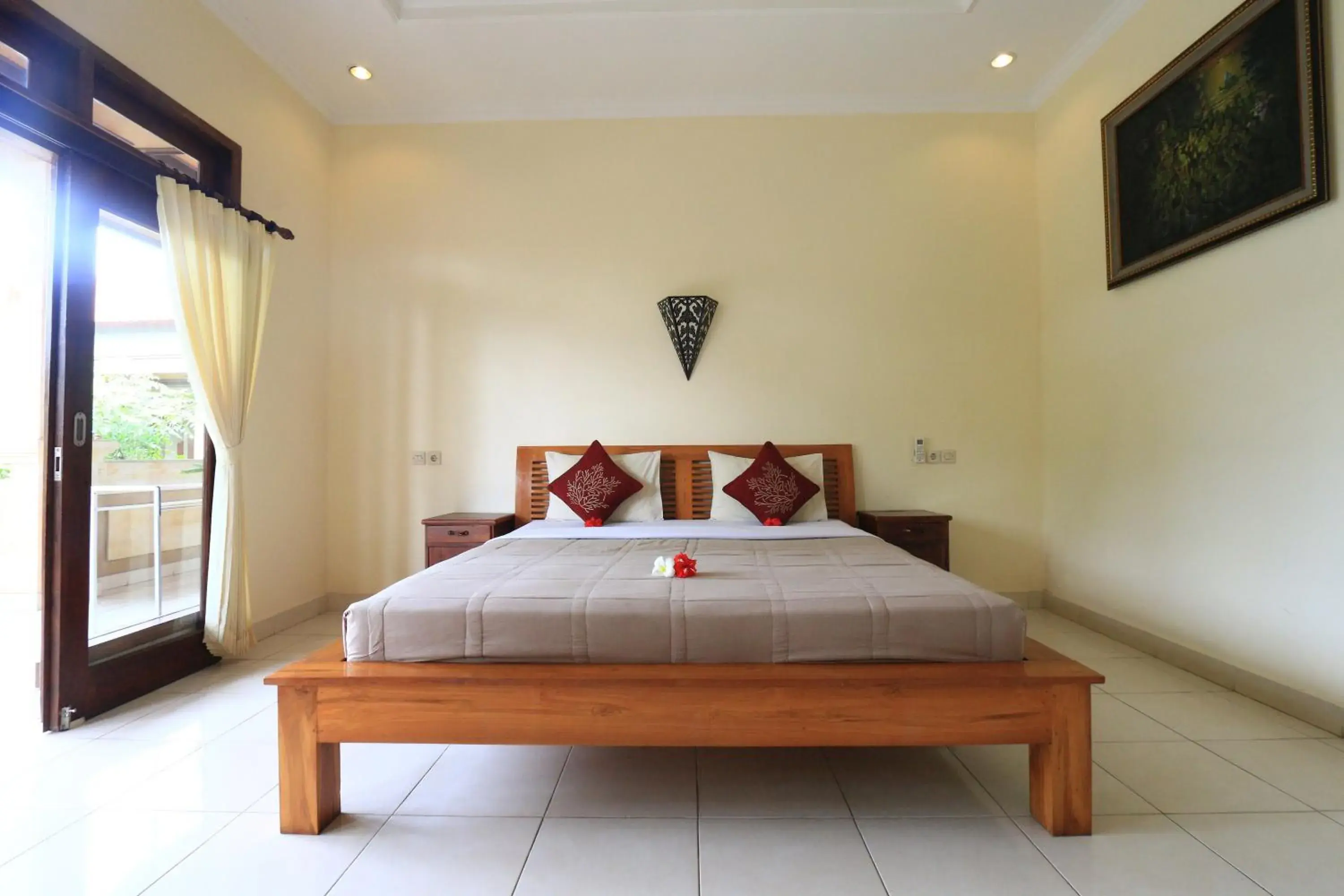 Photo of the whole room, Bed in Frangipani Bungalow