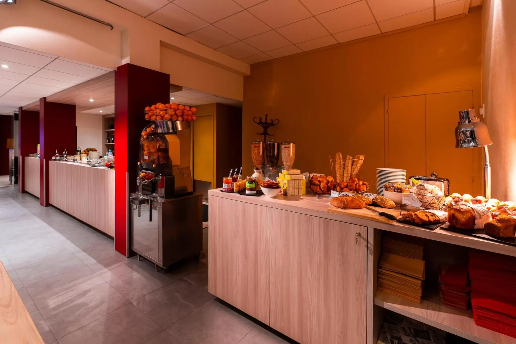 Buffet breakfast in ibis Styles Beauvais