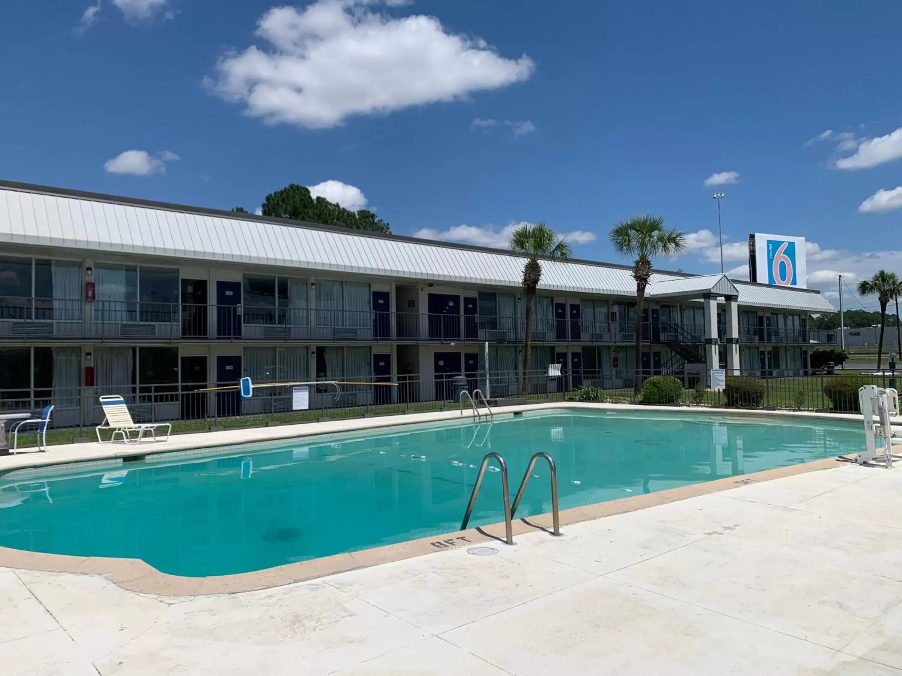Swimming Pool in Motel 6-Tifton, GA