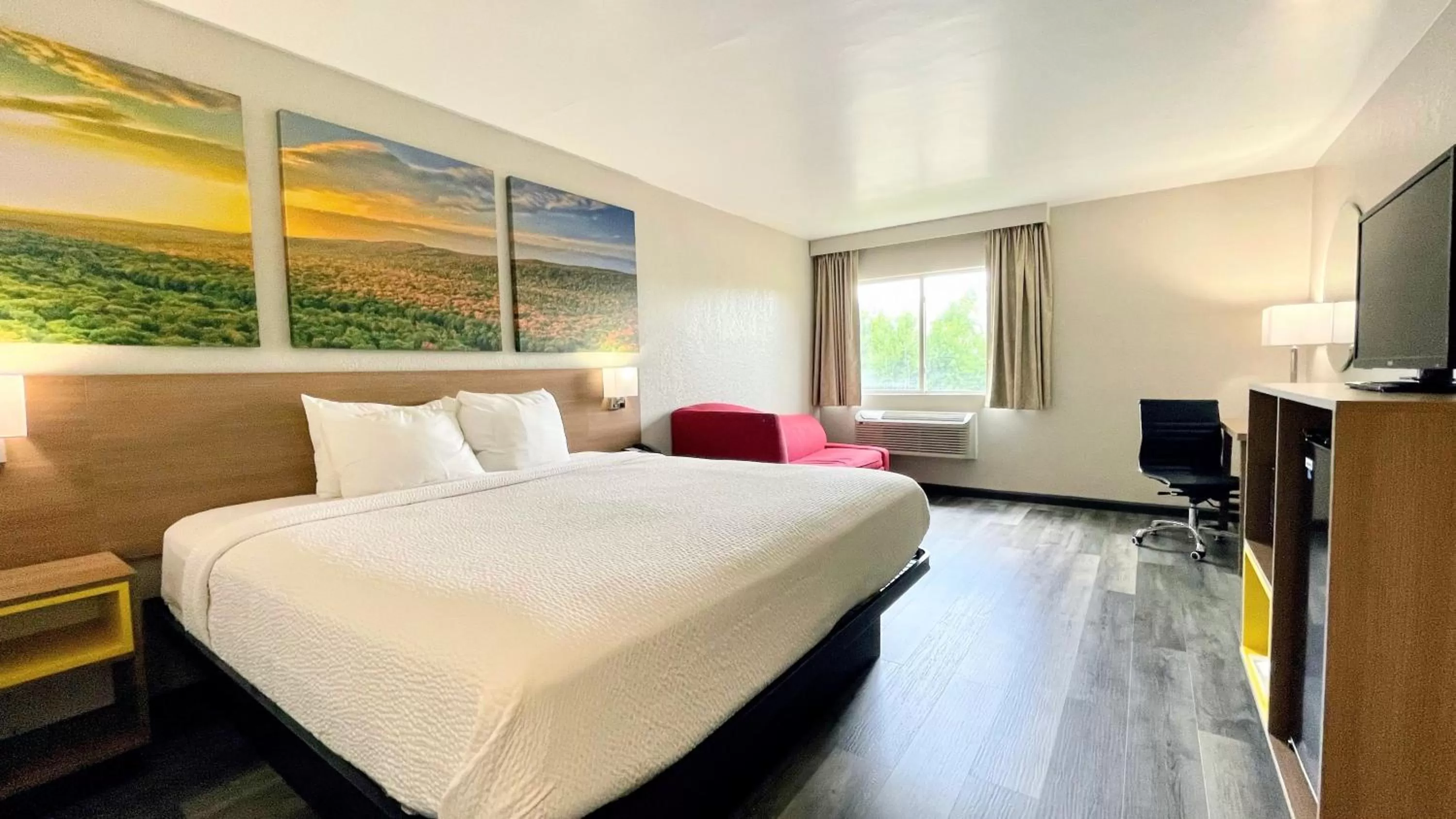 Bed in Days Inn by Wyndham Columbus IN