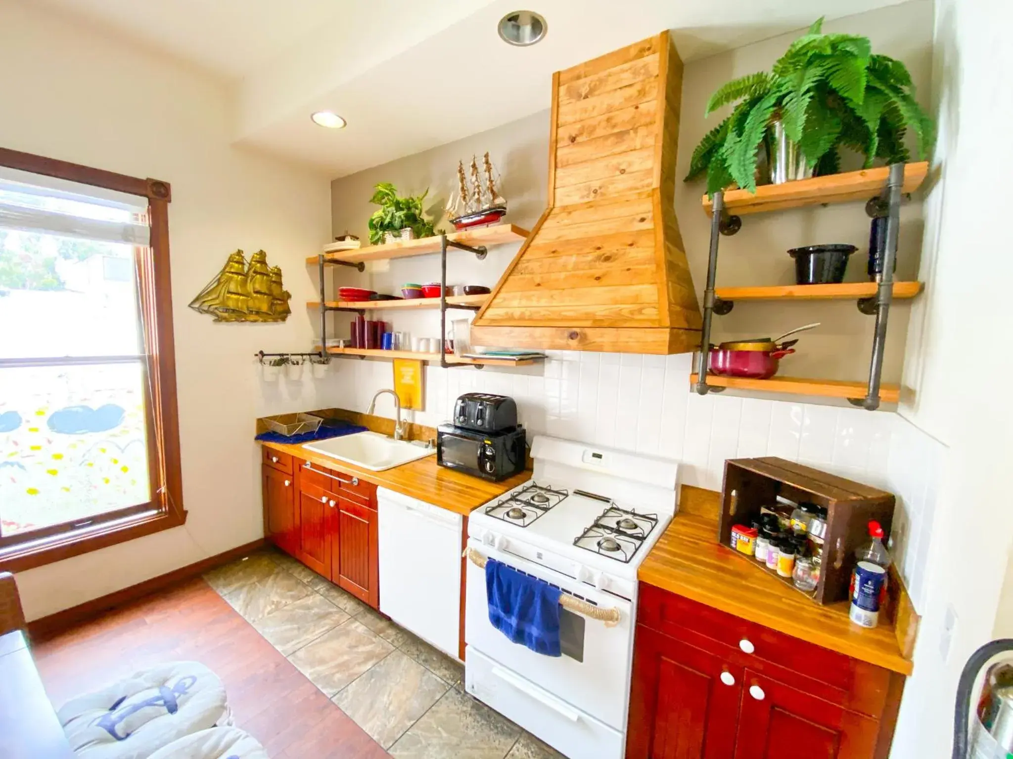 Communal kitchen, Kitchen/Kitchenette in International Travelers House Adventure Hostel