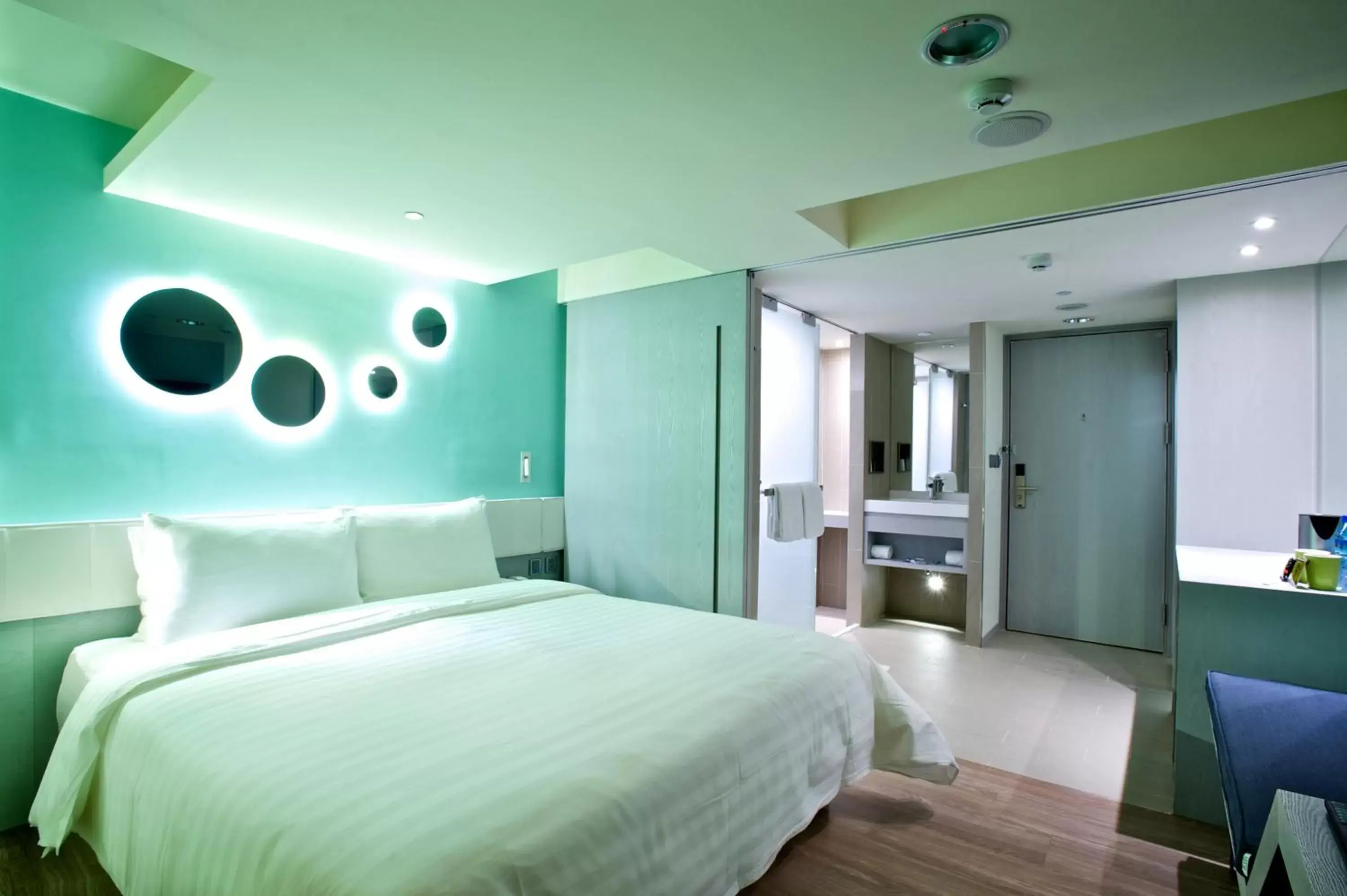 Photo of the whole room, Bed in FX INN Kaohsiung Zhonghua Road Branch Photo of the whole room, Bed in FX INN Kaohsiung Zhonghua Road Branch