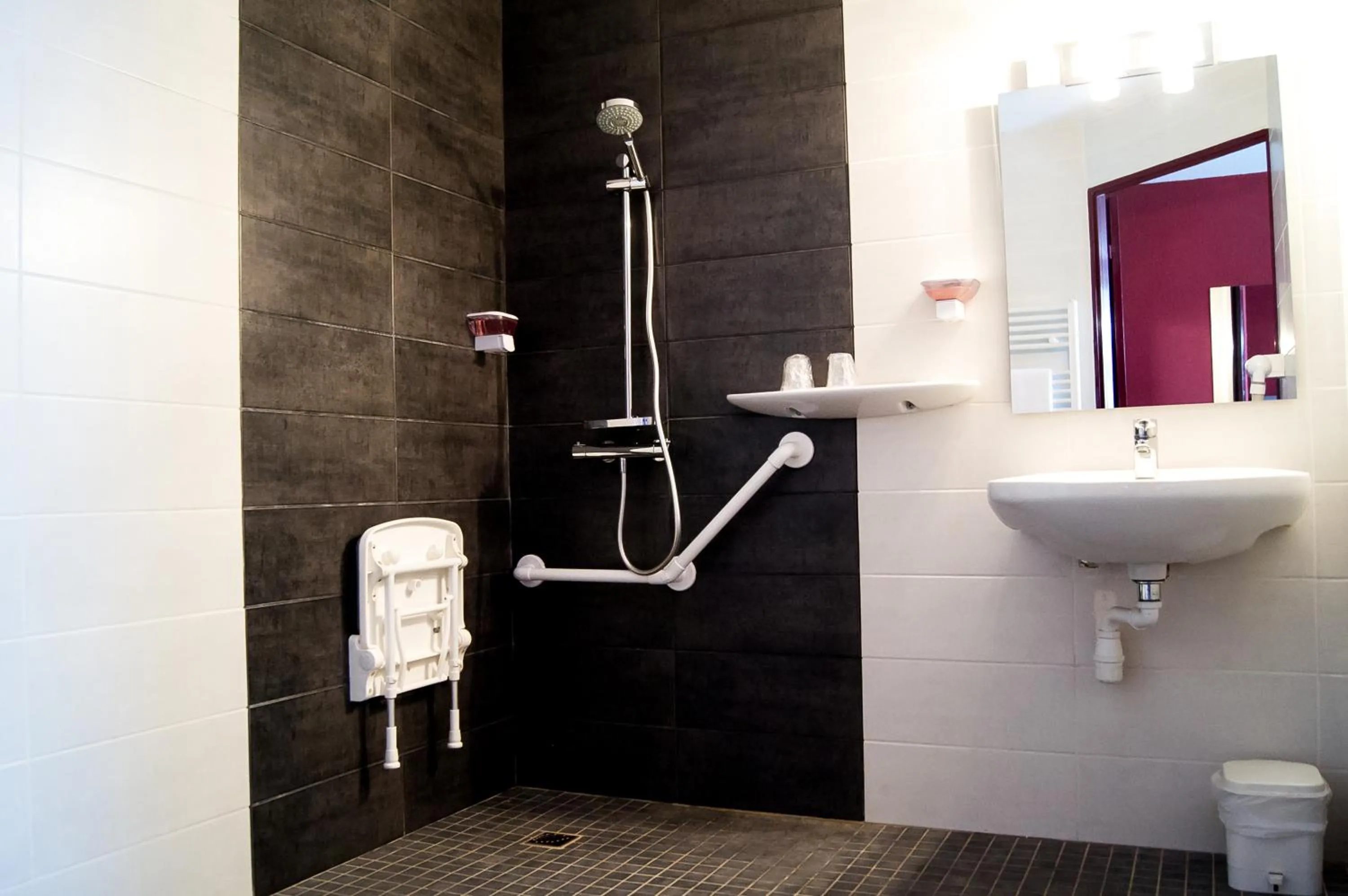 Shower in Hotel Restaurant Argos, Strasbourg Nord