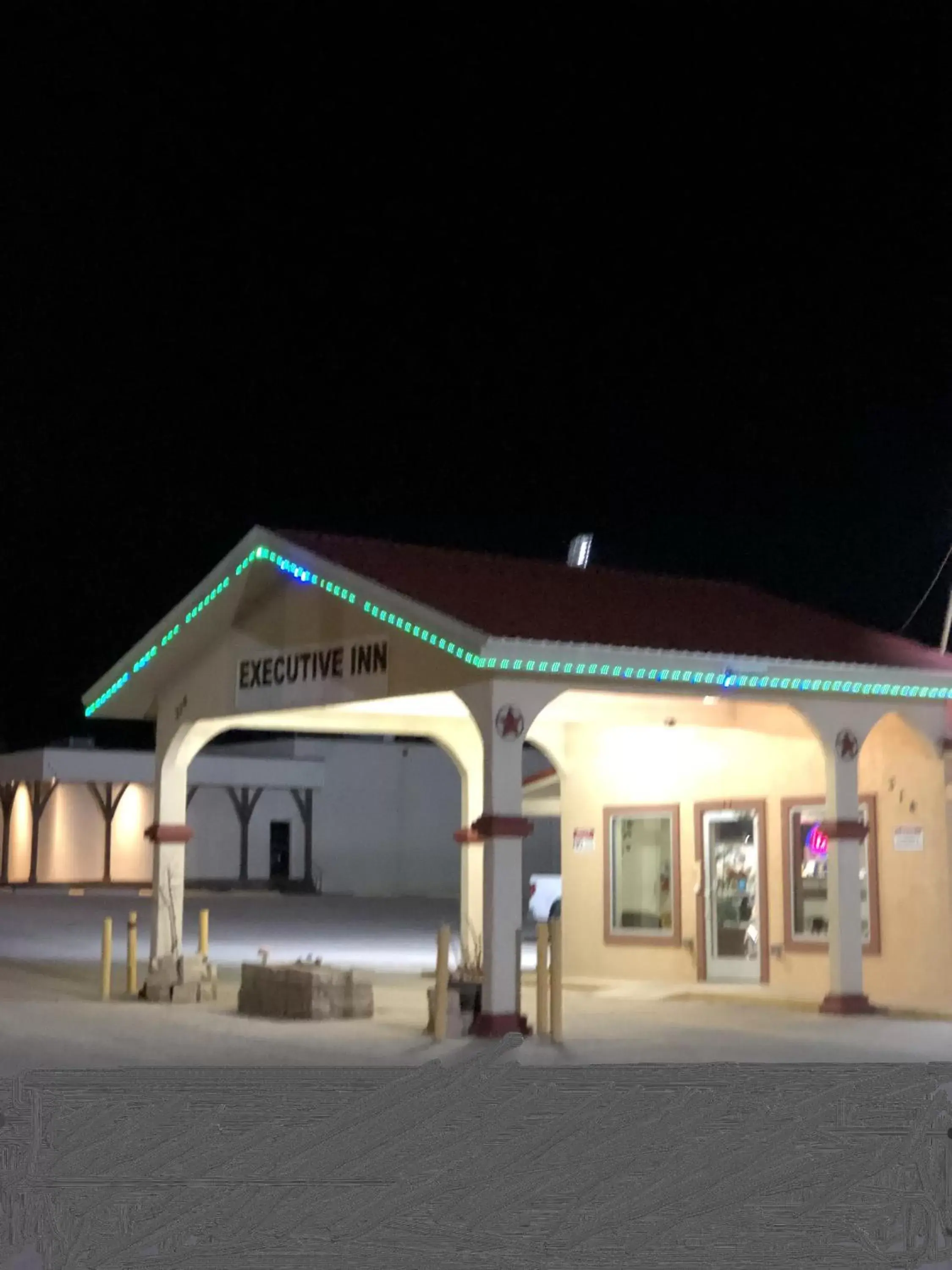 Facade/entrance, Property Building in Executive Inn Snyder