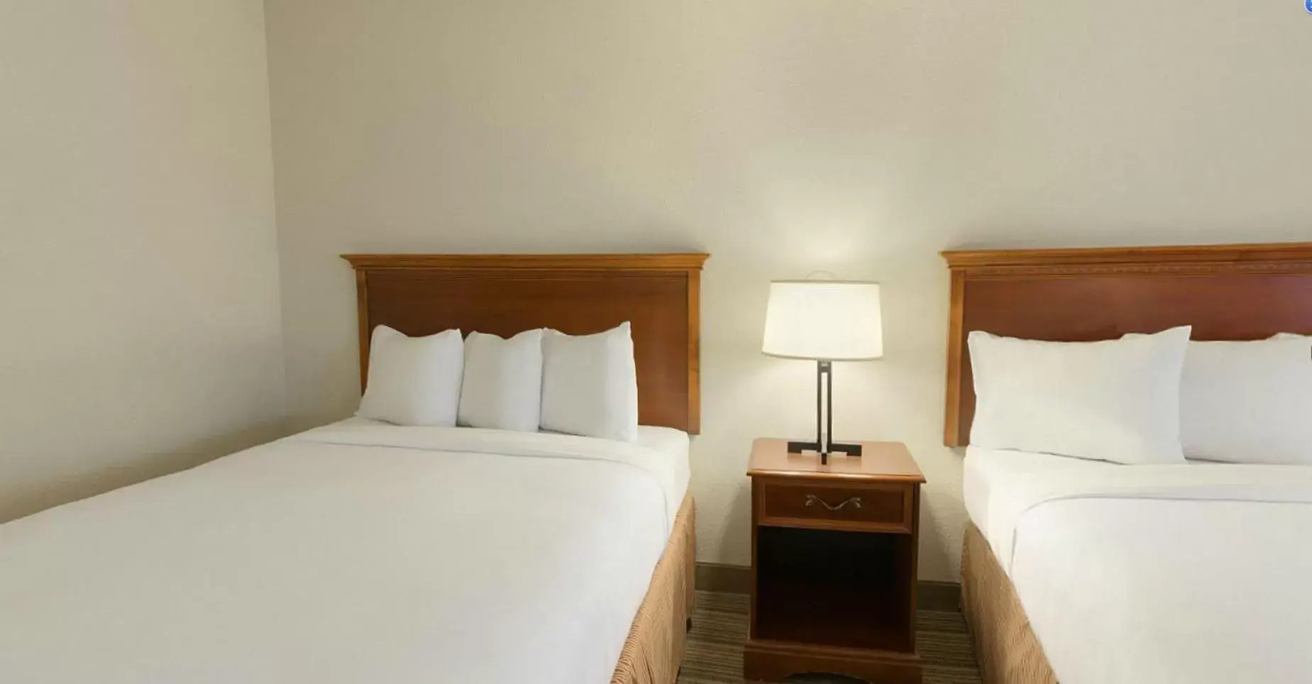 Bed in Country Inn & Suites by Radisson, Atlanta Galleria Ballpark, GA