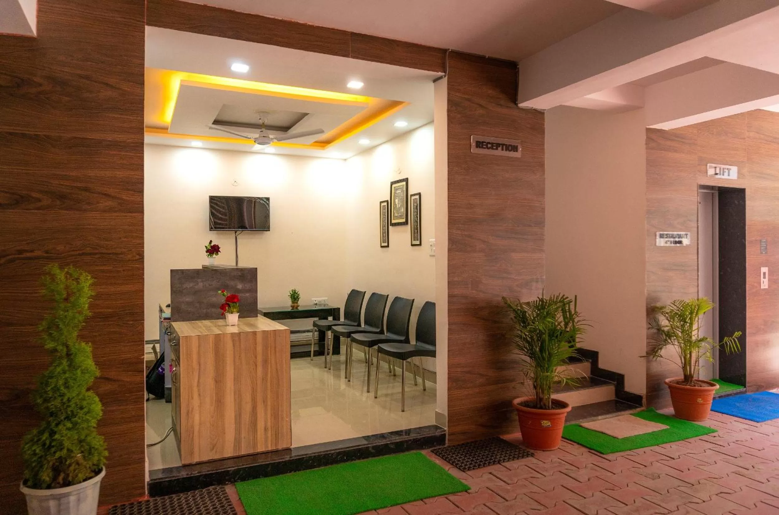 Lobby or reception, Restaurant/Places to Eat in Sukoon Pearl inn