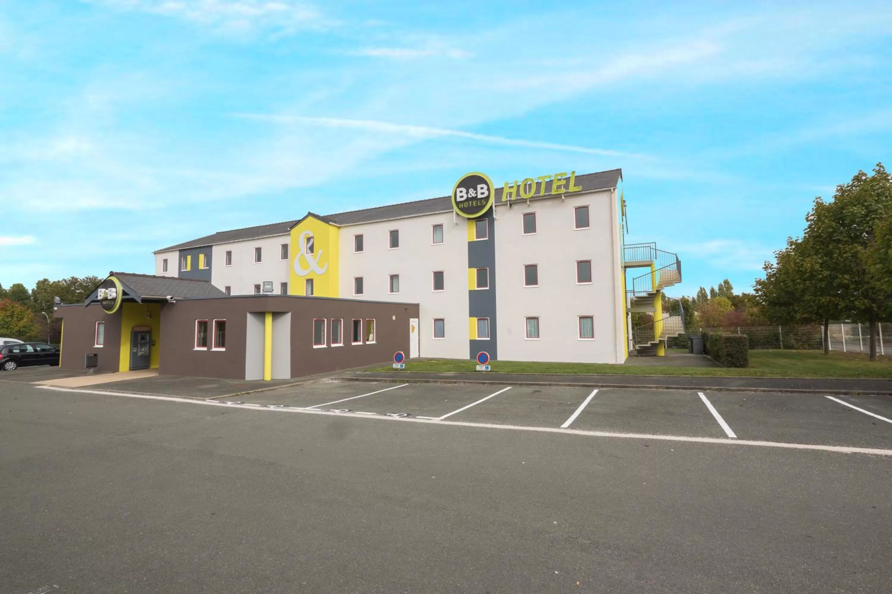 Facade/entrance in B&B HOTEL Angers 2 Université