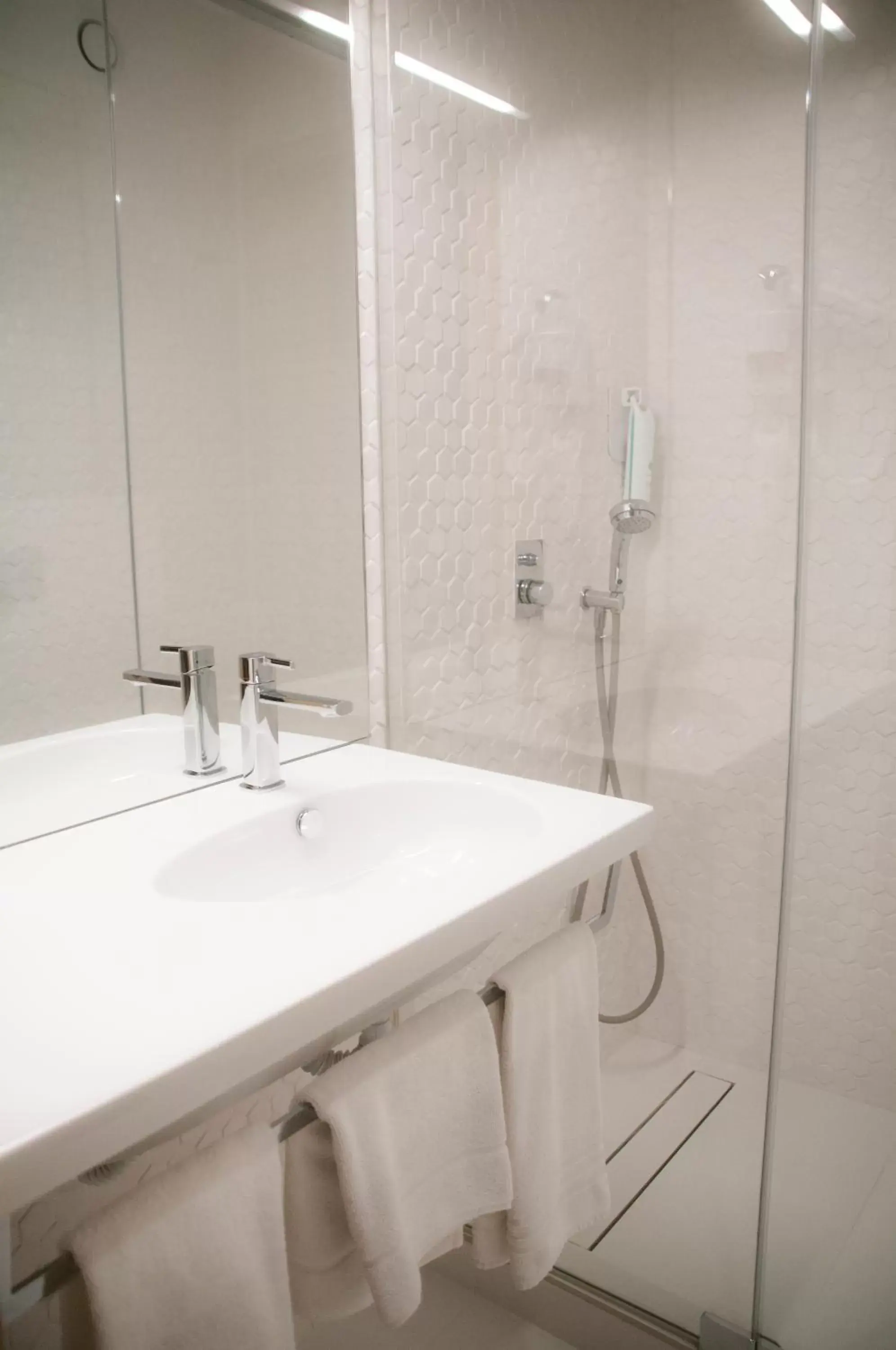 Shower, Bathroom in Moov Hotel Porto Centro