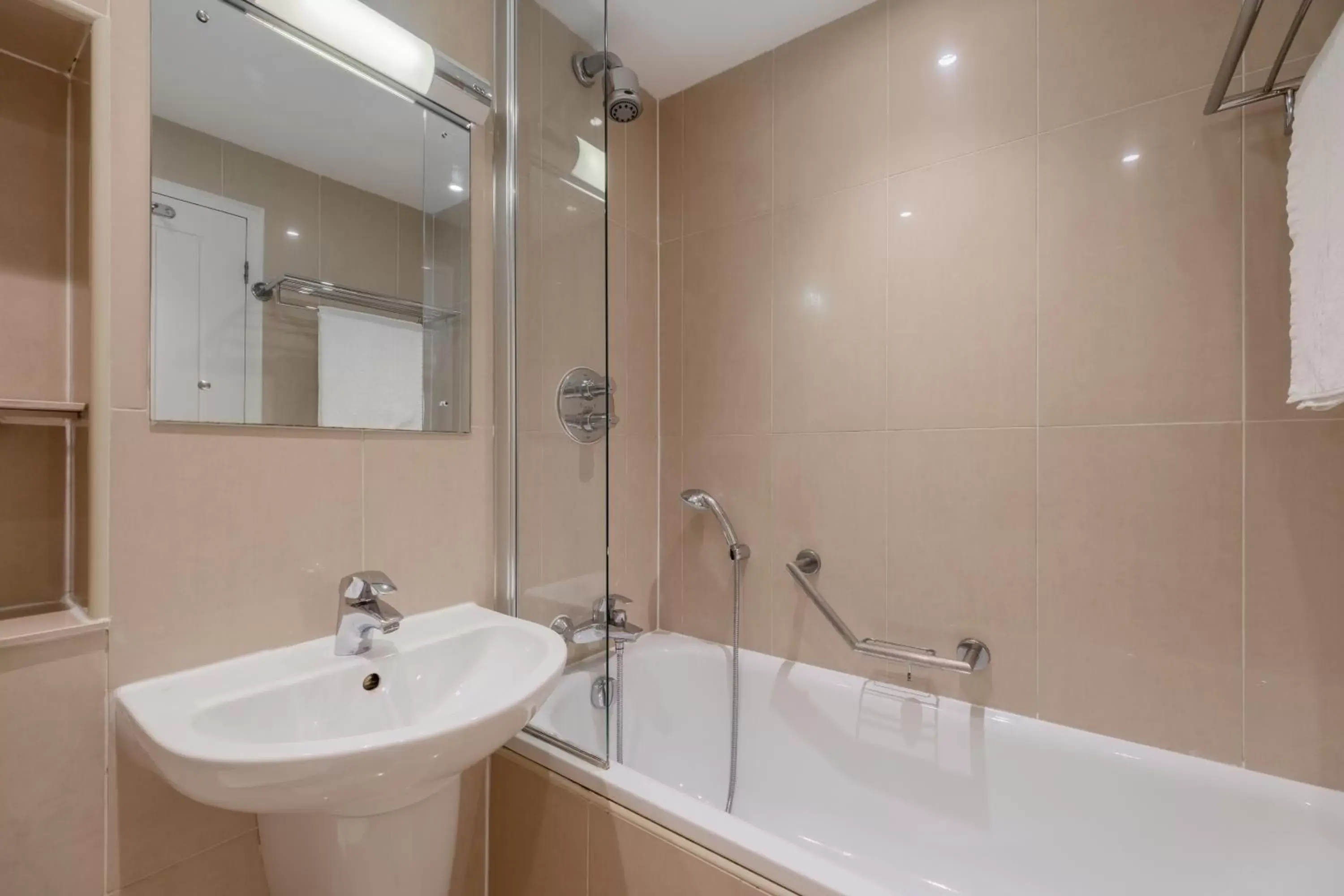 Bathroom in Quality Hotel Hampstead