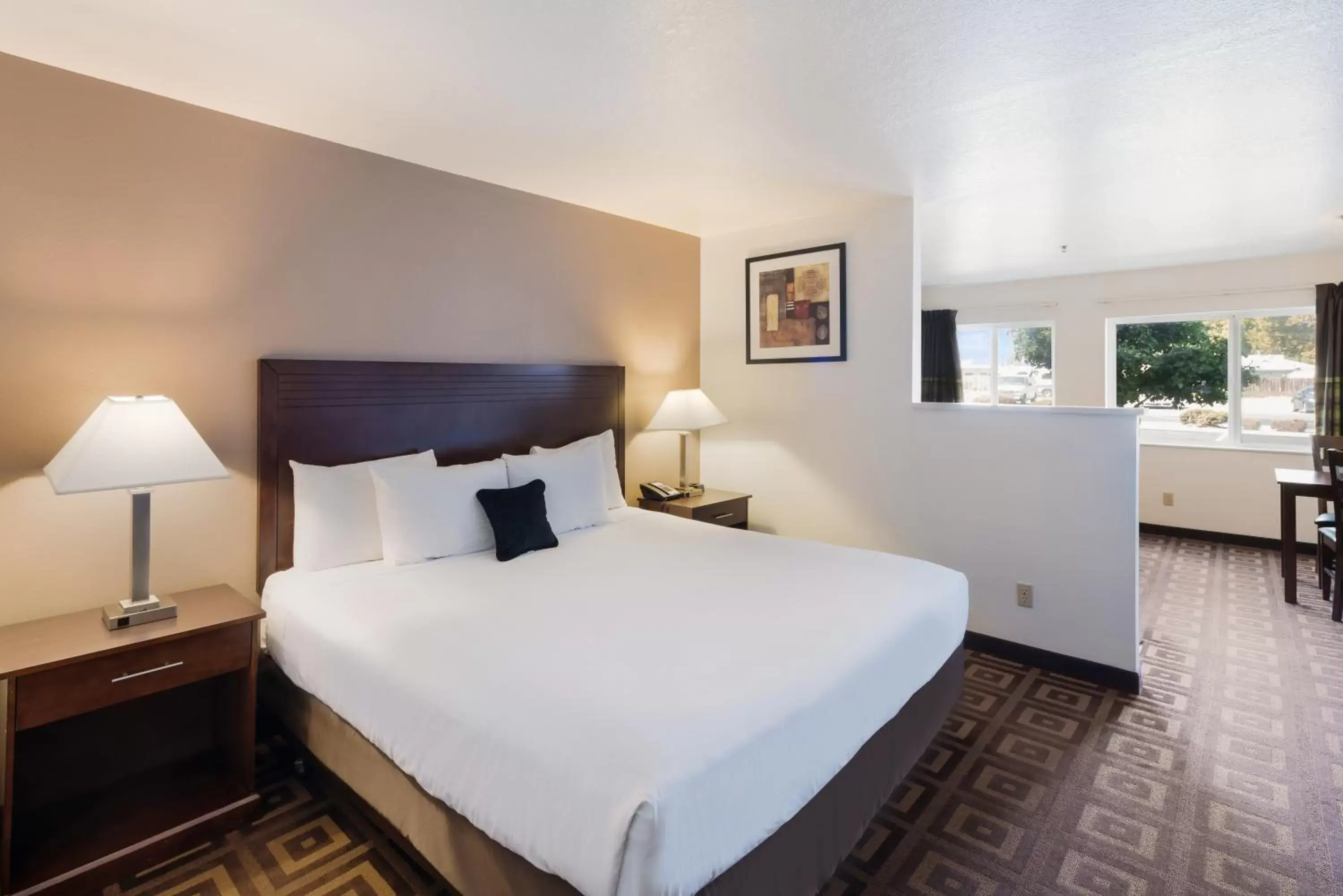Bedroom, Bed in Red Lion Inn & Suites Kennewick Tri-Cities