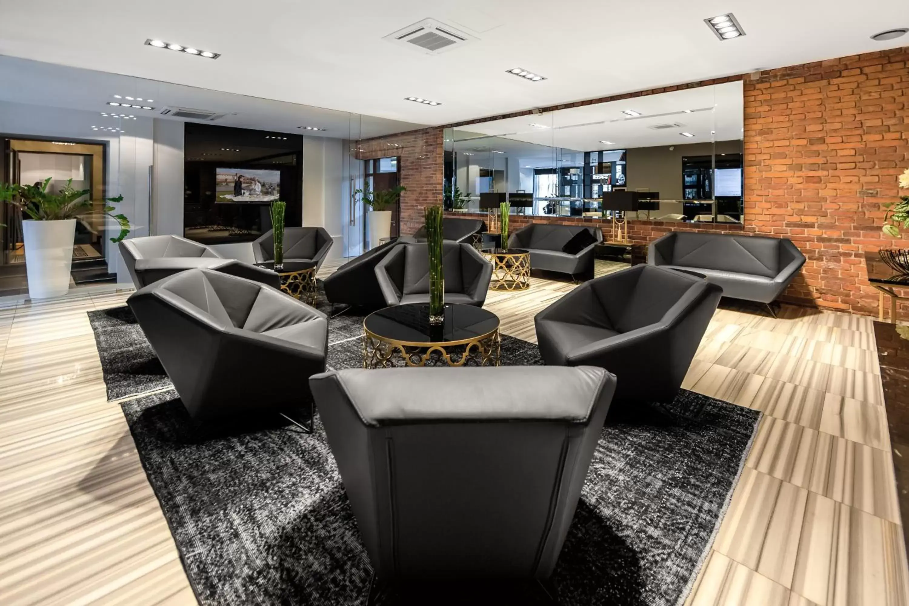 Lobby or reception, Lounge/Bar in Queen Boutique Hotel