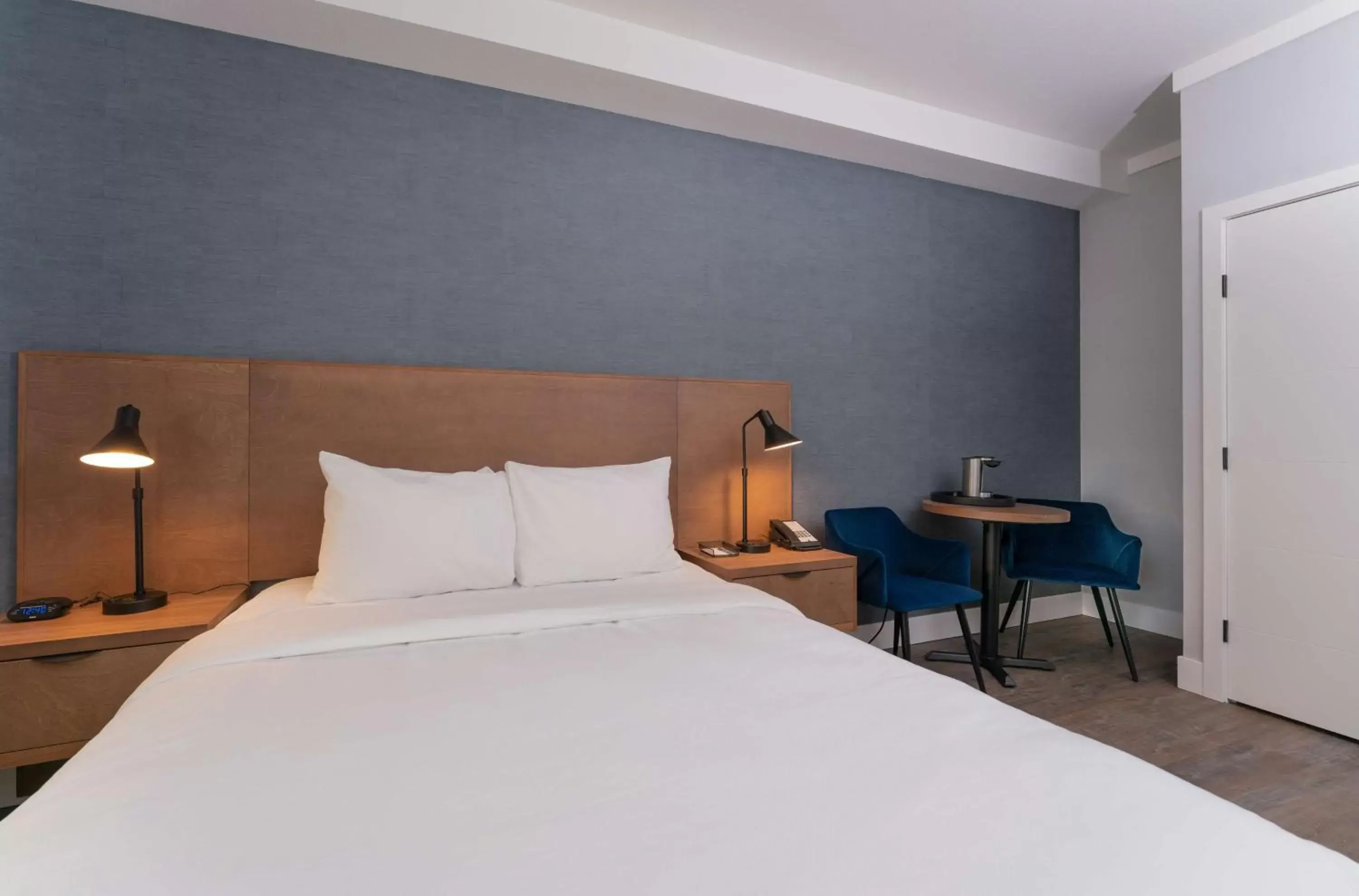 Bedroom, Bed in Prestige Kamloops Hotel