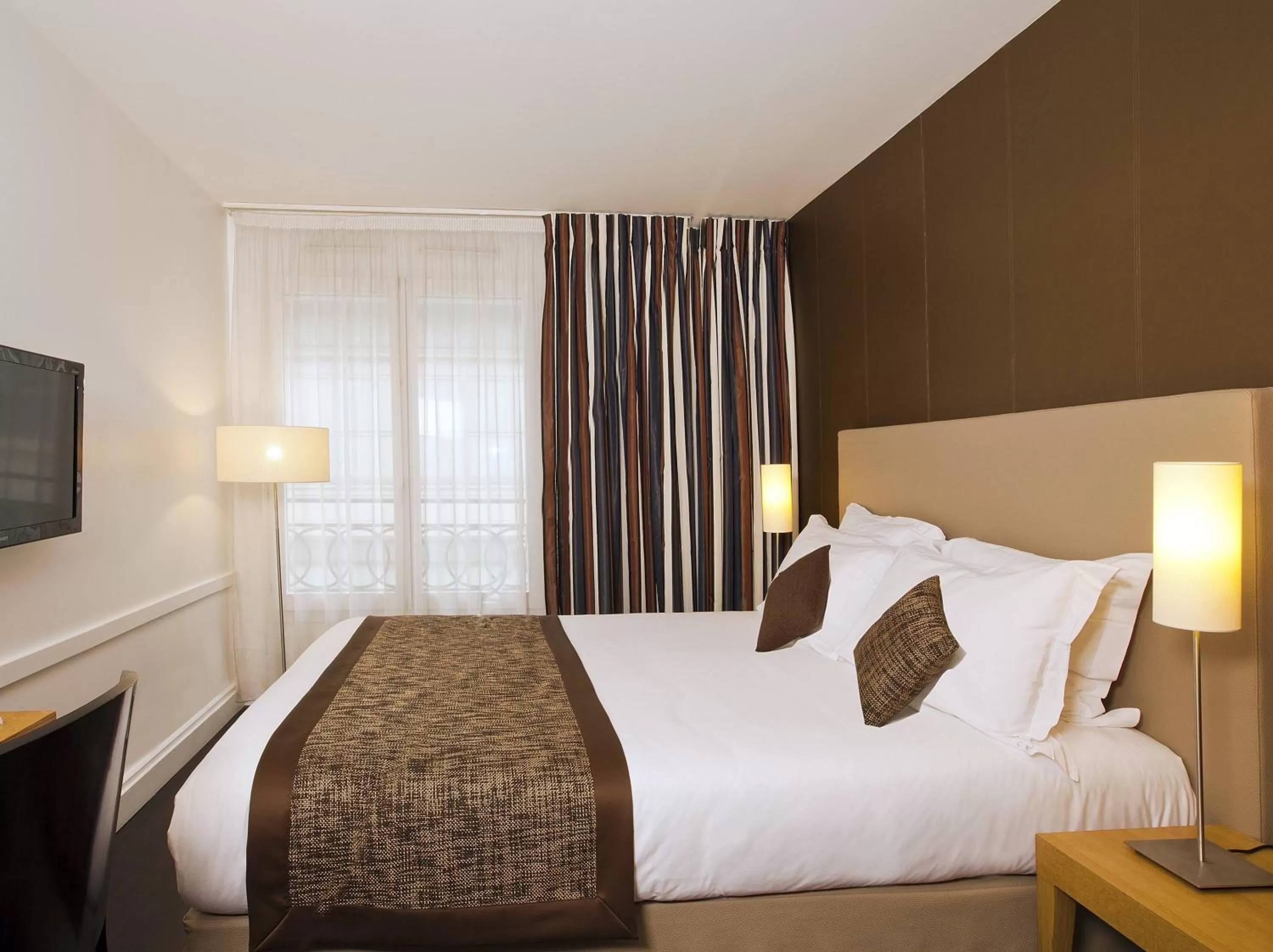 Bed in Residhome Paris Opéra