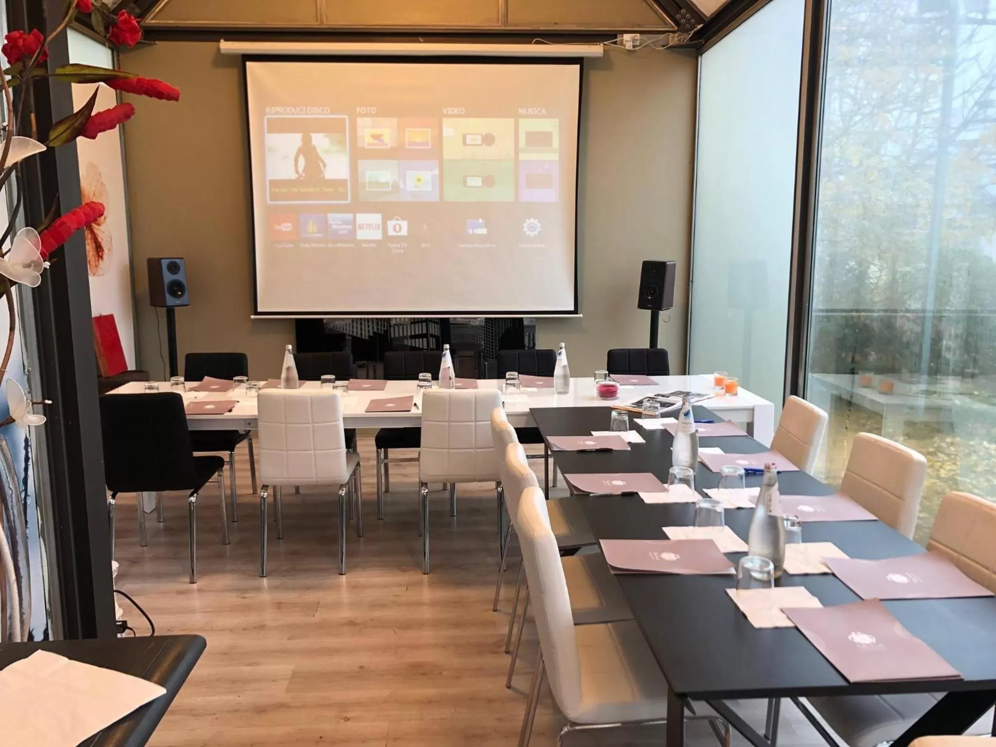 Restaurant/places to eat in Villa Aruch