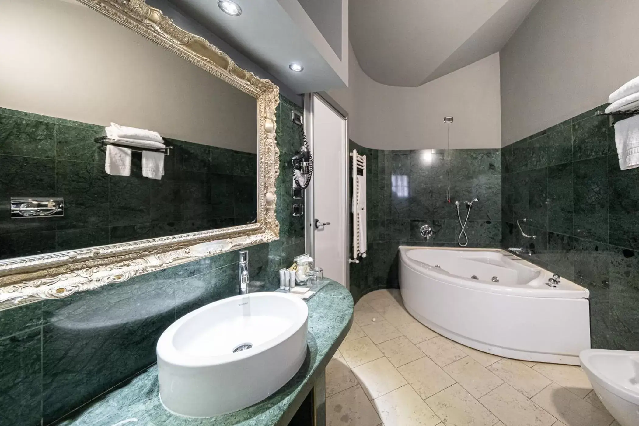 Bathroom in Settecento Hotel