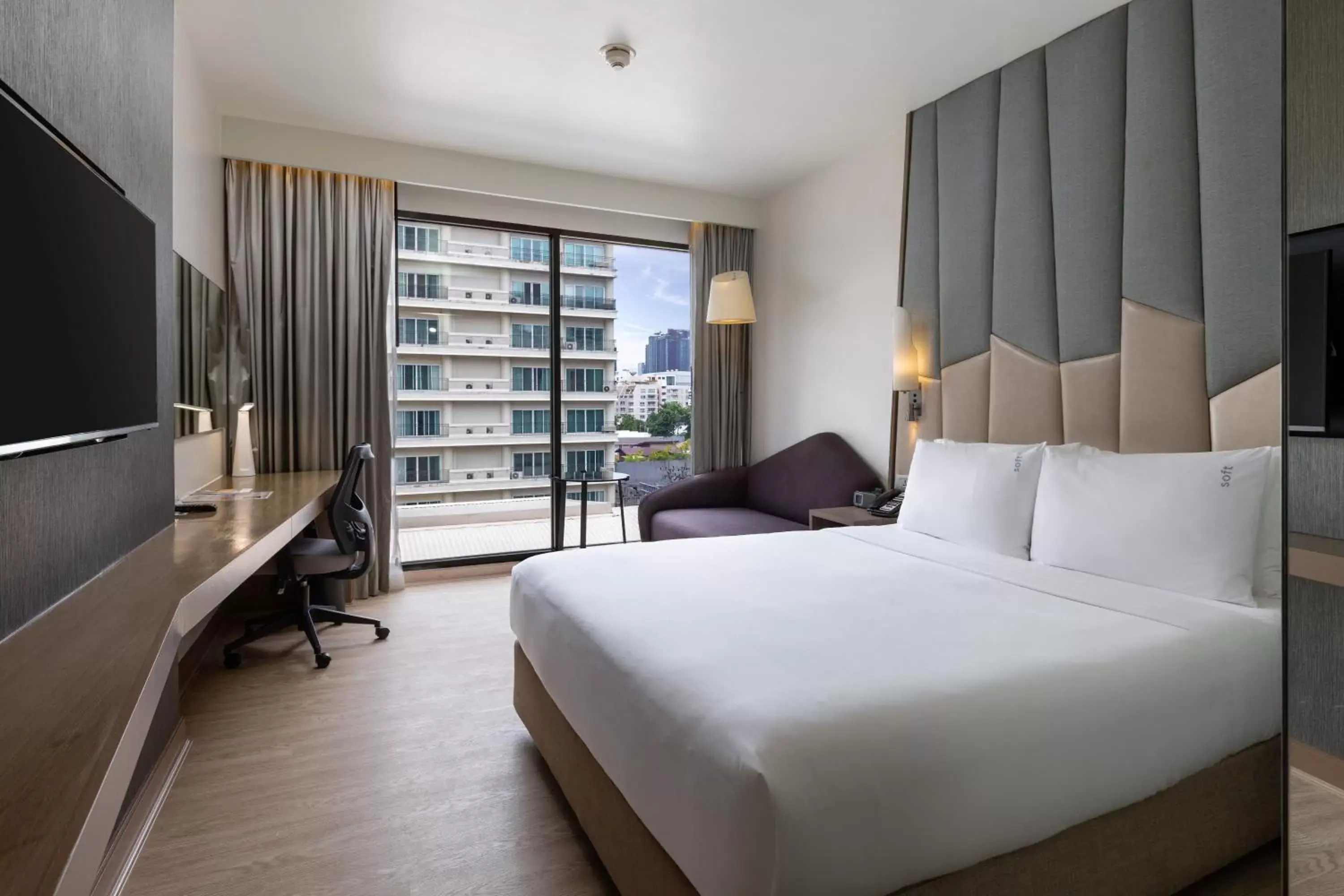 Bed in Holiday Inn Express Bangkok Sukhumvit 11, an IHG Hotel