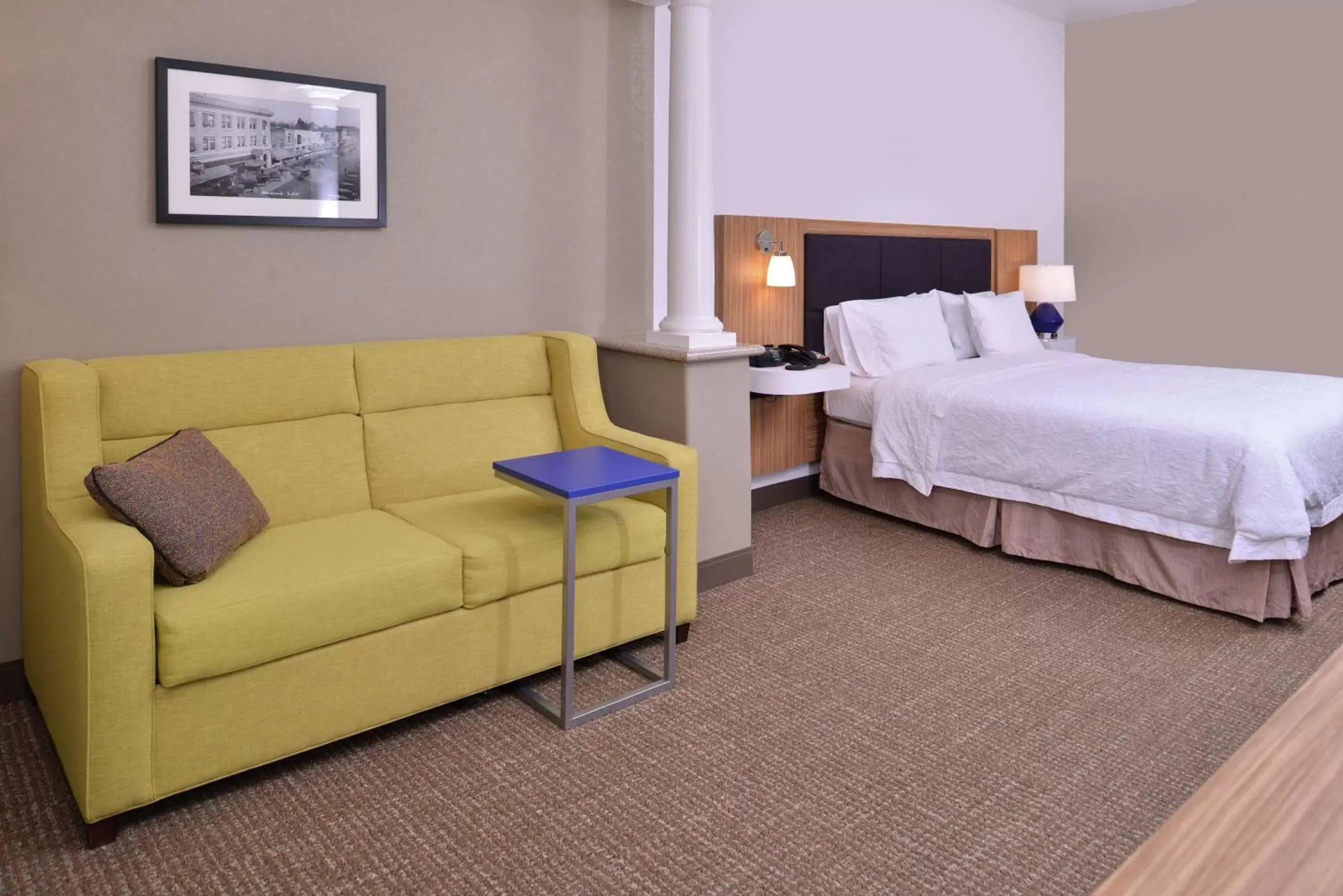 Living room, Bed in Hampton Inn & Suites Woodland-Sacramento Area