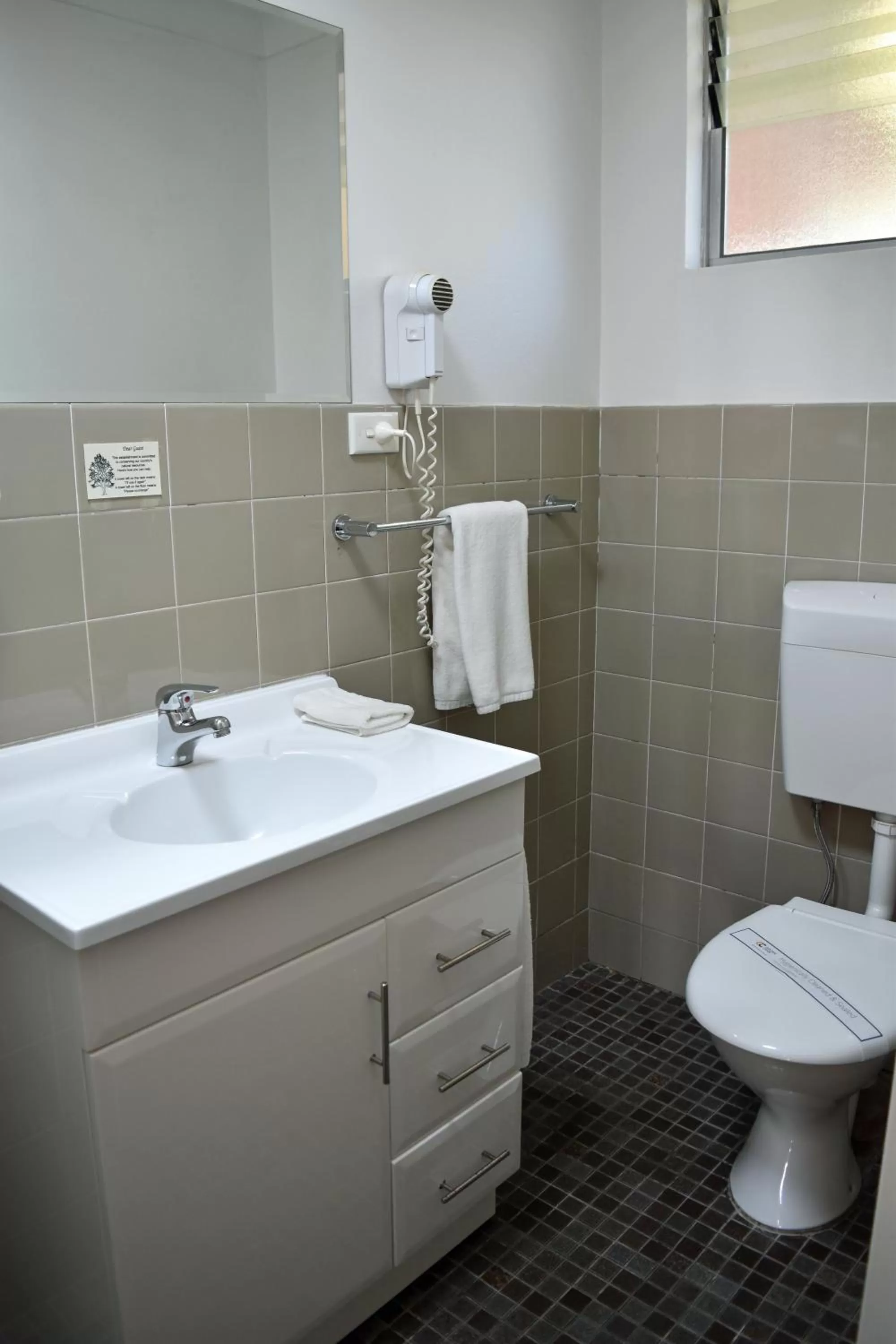 Ten Dollar Town Motel